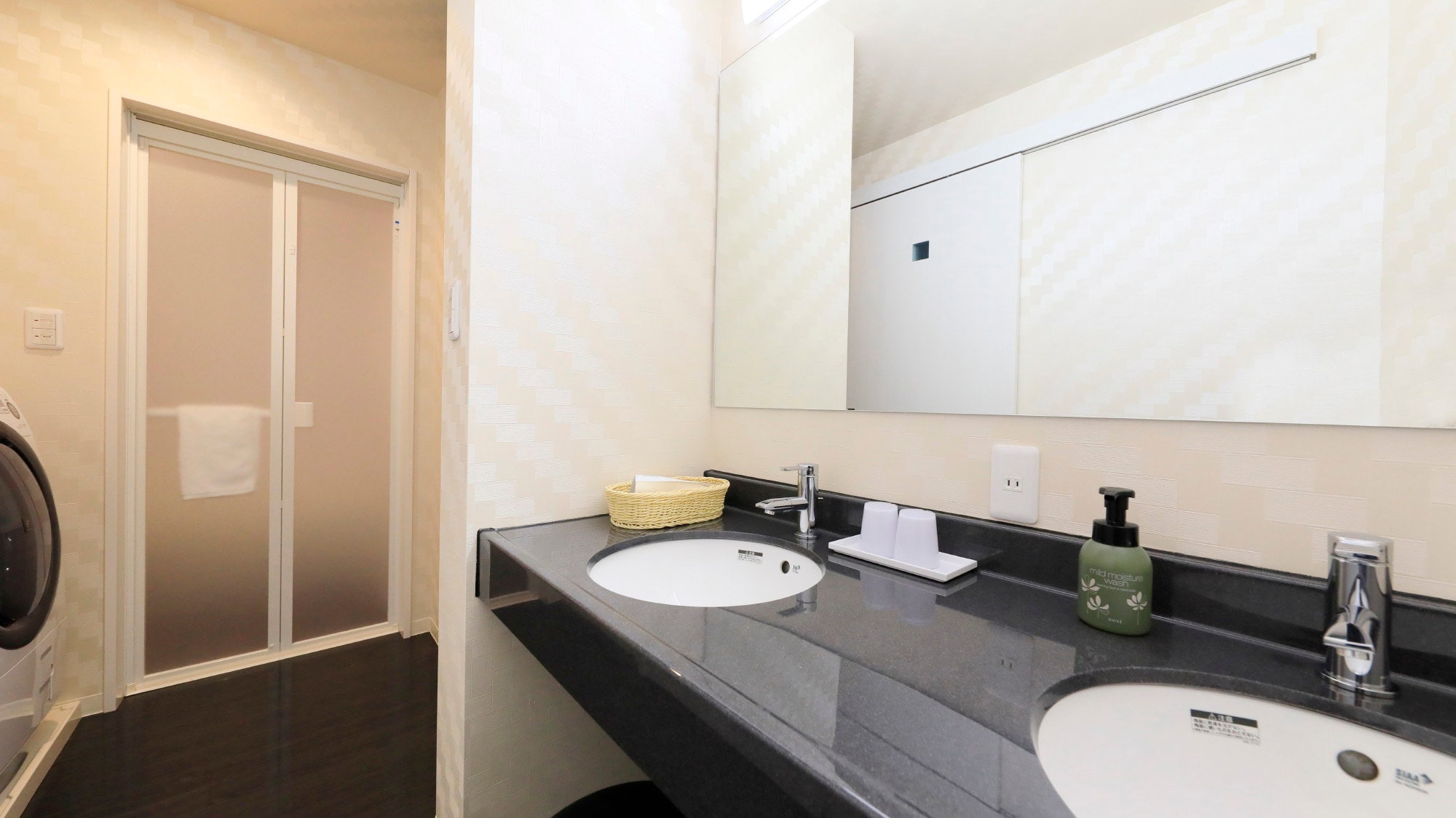 [Example of a deluxe room] Fully equipped with amenities such as a washing machine and bathroom.