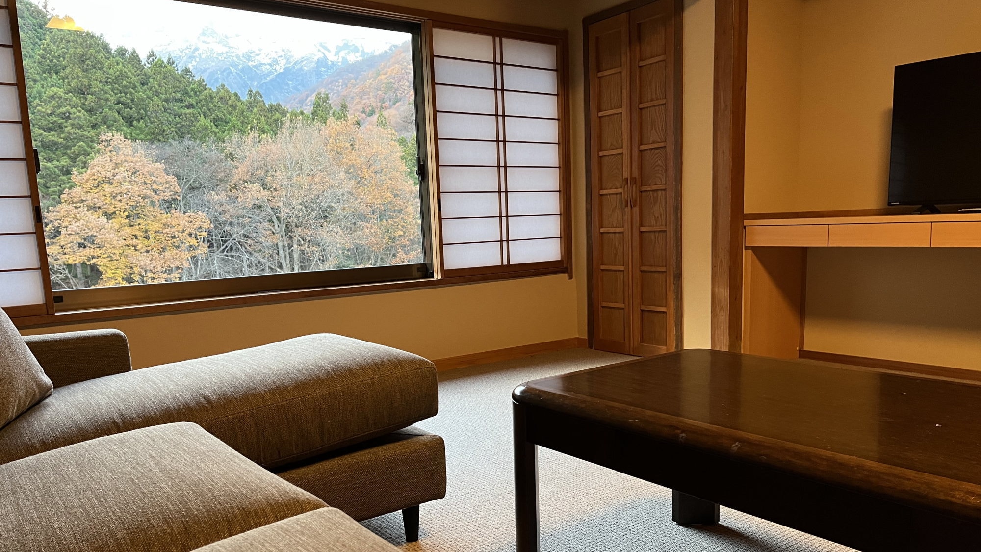 [Sakura] Tanigawadake side hot spring half open-air bath & living room & 2 twin rooms (renovated in November 2022)