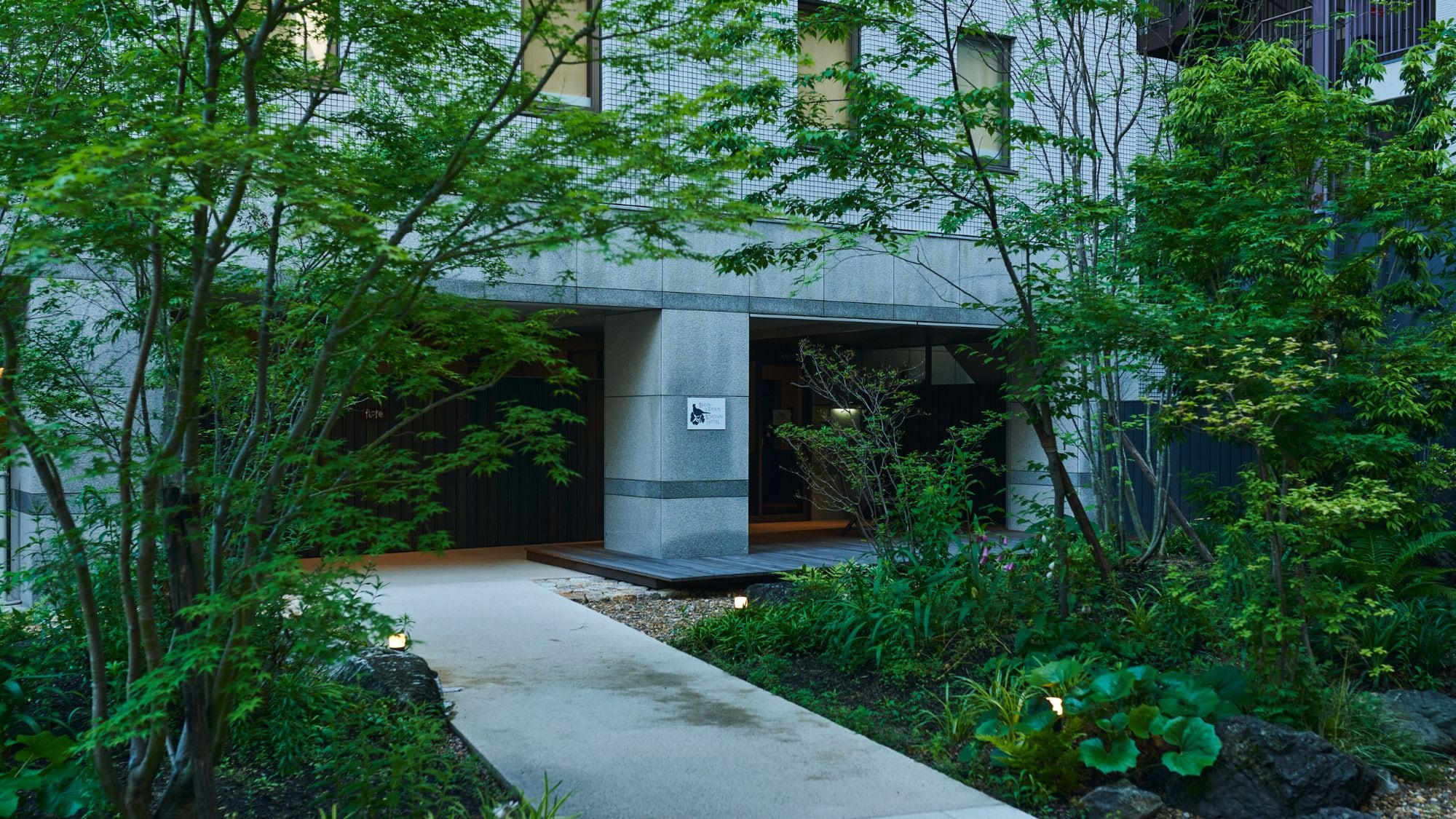 [ฟิโอเร] สวน: เดินผ่านสวนที่ชวนให้นึกถึงภูเขาและทุ่งนาของญี่ปุ่นไปจนถึงทางเข้า