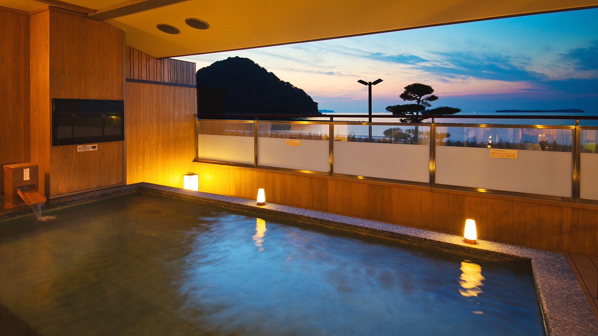 ■ Open-air bath overlooking the sea ■