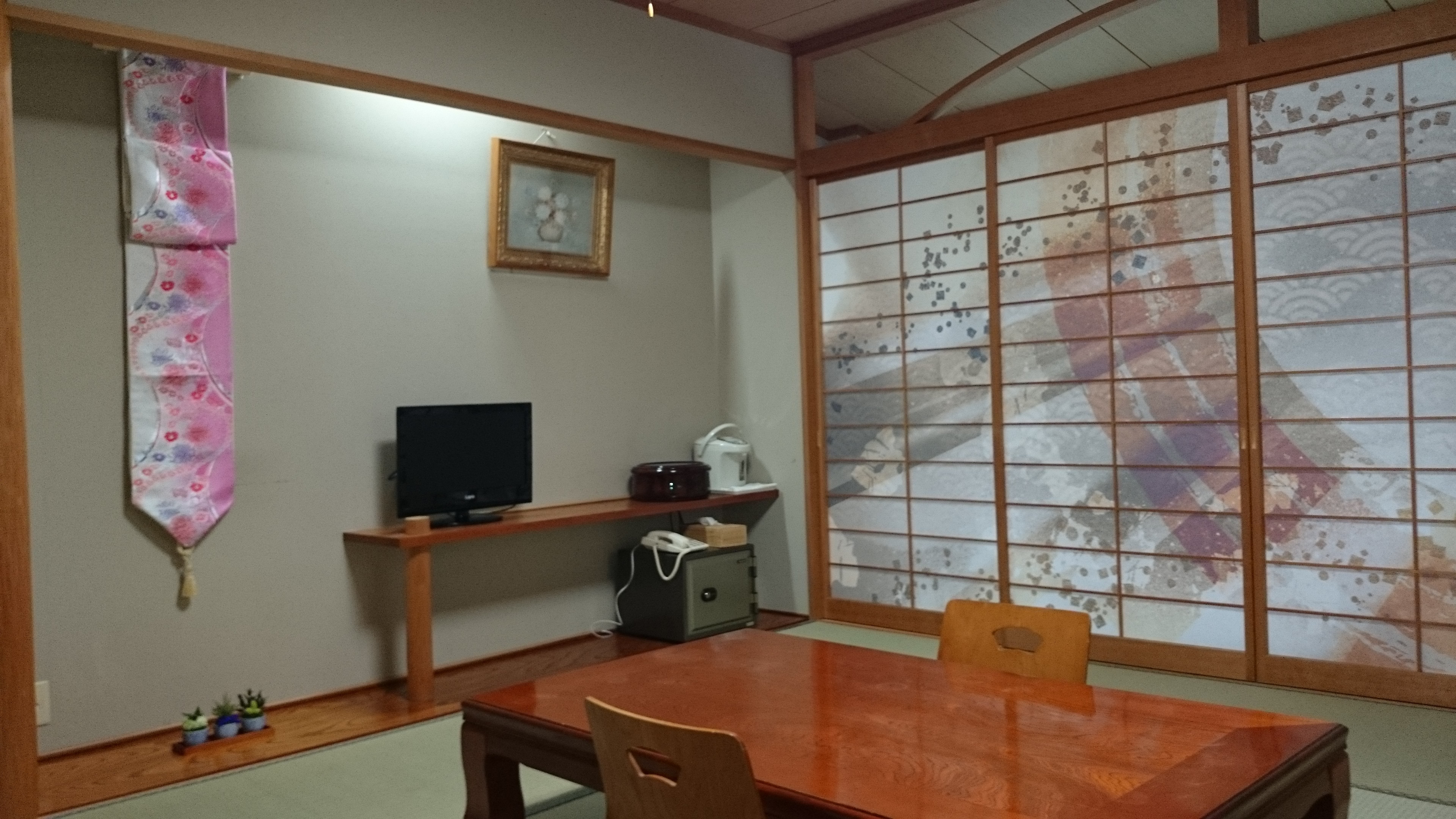 Japanese-style room, 10 tatami mats, with bathroom and toilet