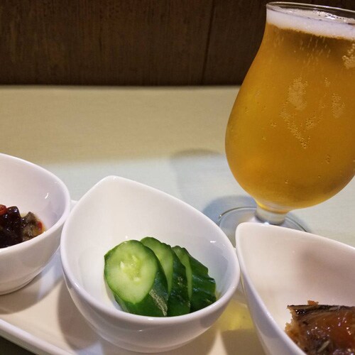 晚间饮品计划包括小吃和一罐啤酒或chuhai