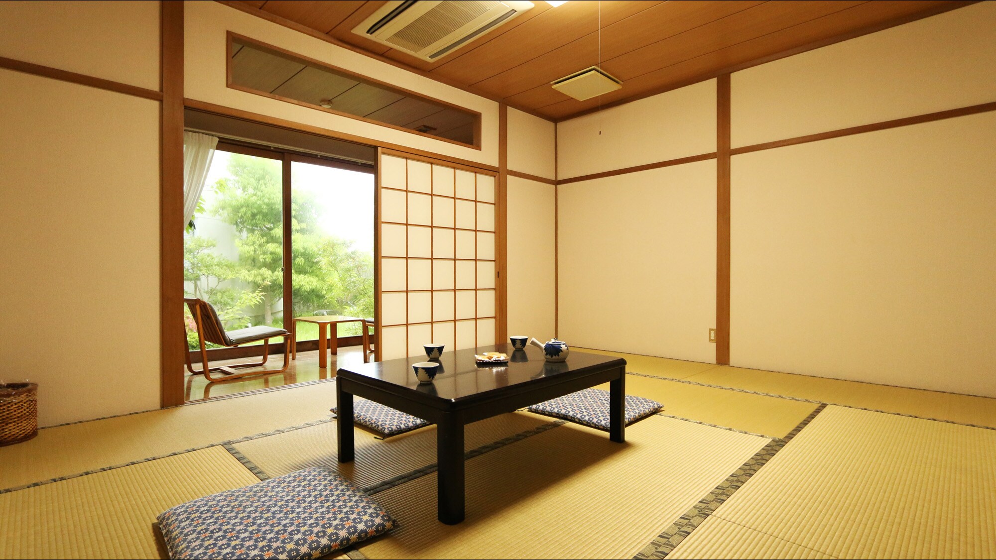 Guest room_Yukitsubaki (Japanese-style room with 10 tatami mats and bed linen)