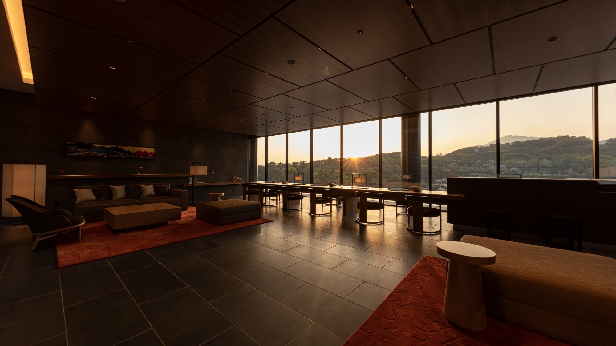 [Lobby] You can see the beautiful sunset at dusk.