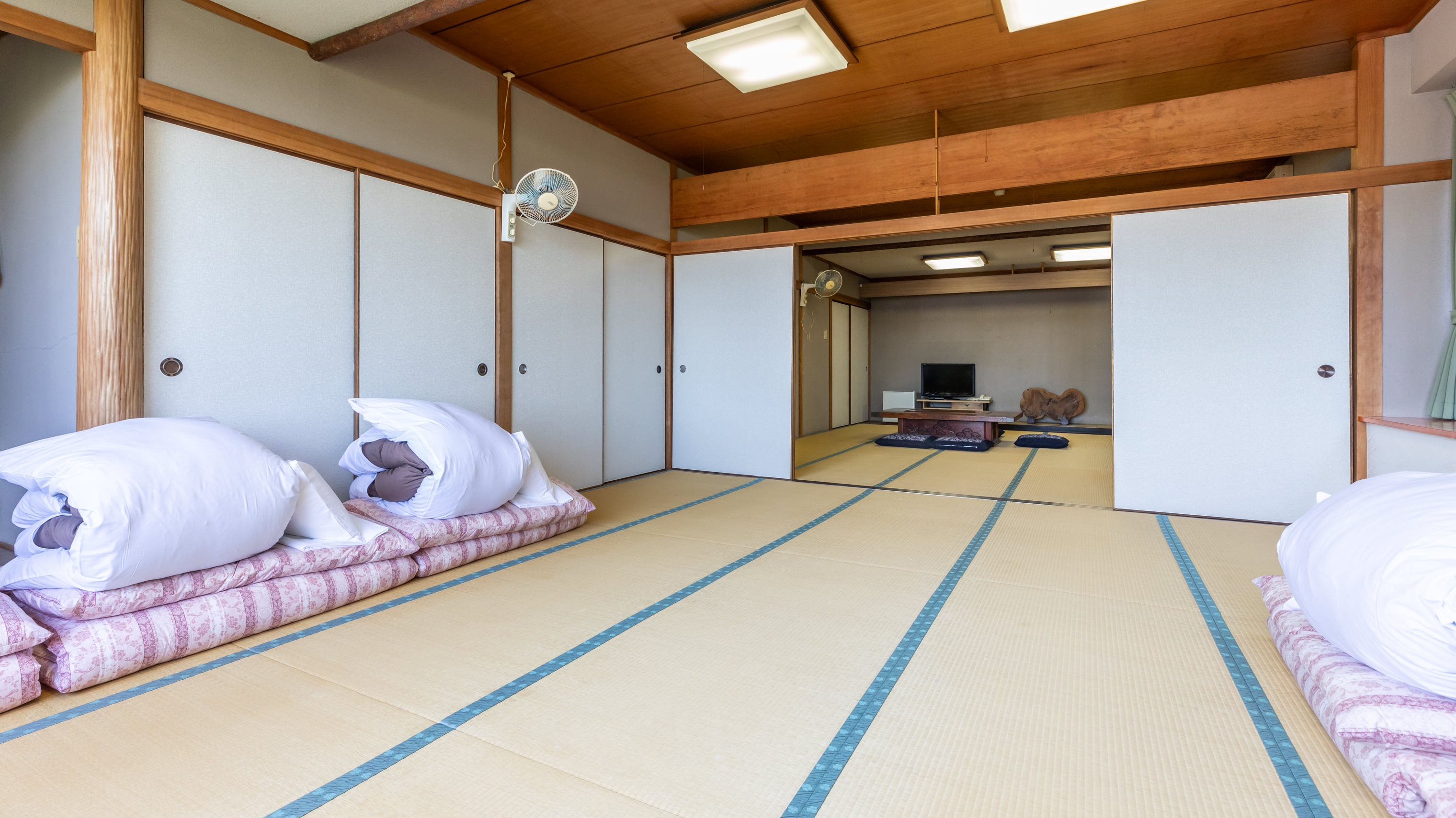 [Non-smoking] Japanese-style room for 12 people (shared bathroom and toilet)