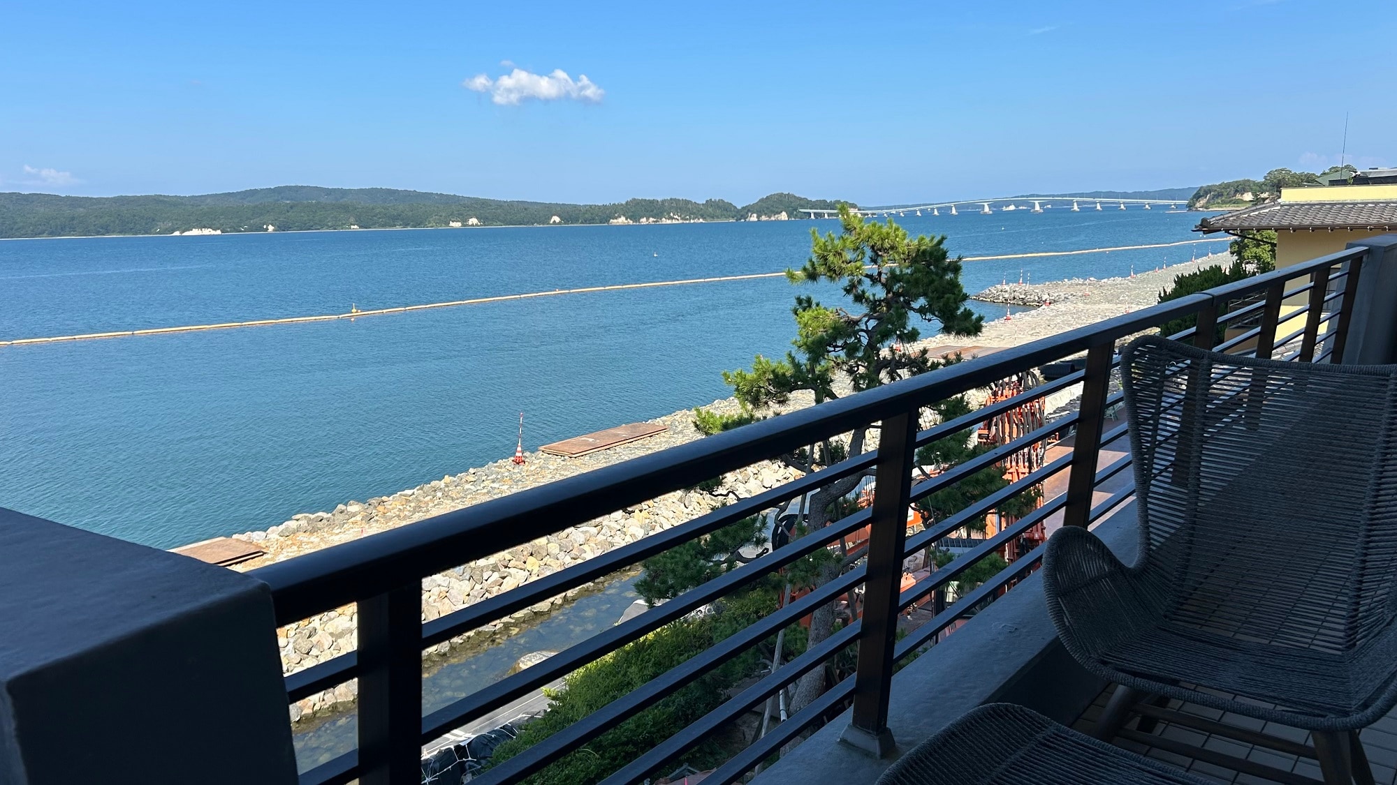 Cảnh biển (công trình bảo vệ bờ biển đang được tiến hành) nhìn từ phòng kiểu Nhật Yunokatei.