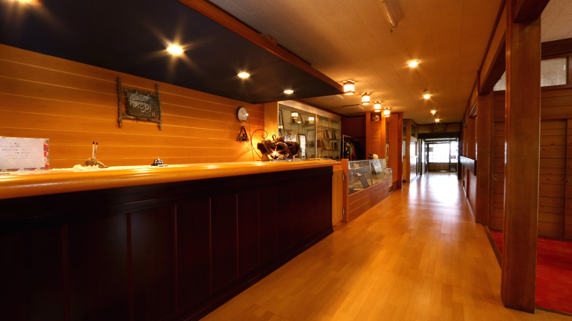 It is a lobby full of warmth of Kaminabe wood ♪