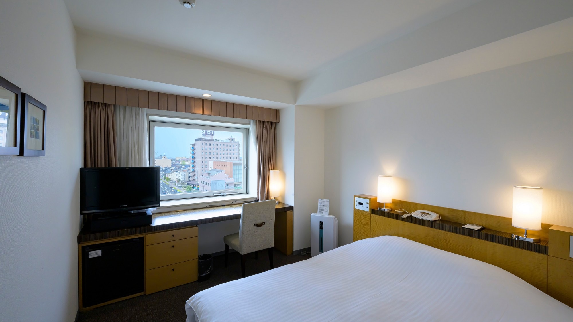 [Queen Double] A spacious room where you can relax and unwind. Air purifier available