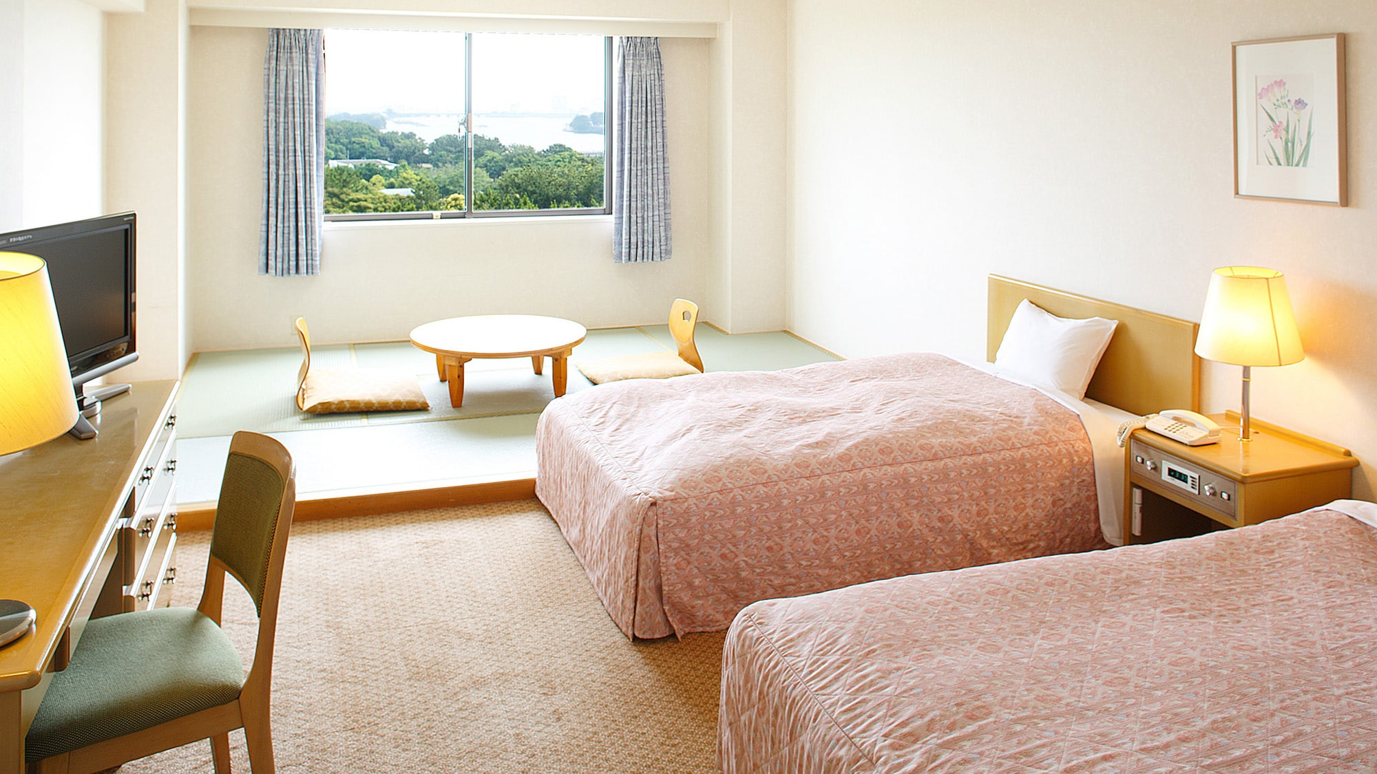 [패밀리룸] 침대와 일본식 공간이 함께 된 방
