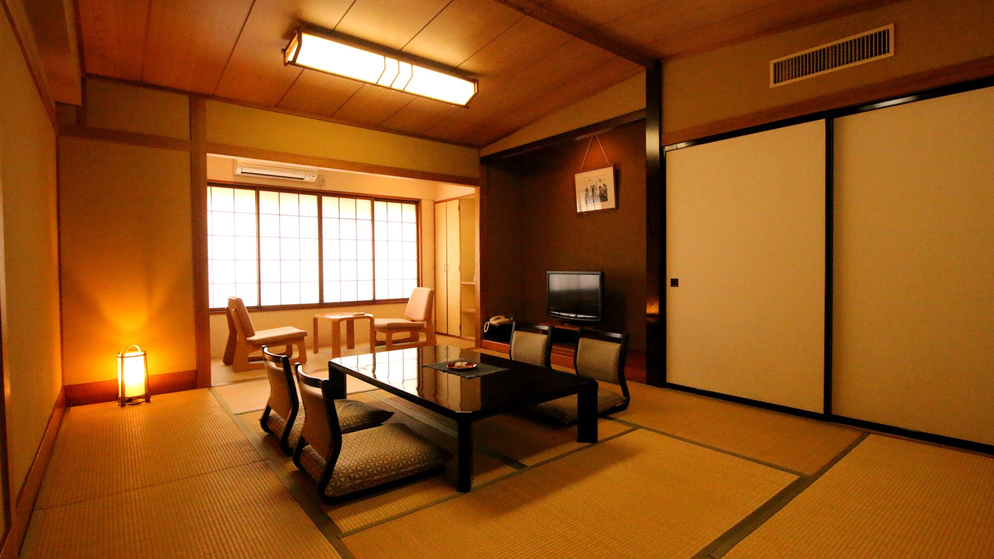 #【Japanese-style room 10 tatami mats + veranda】