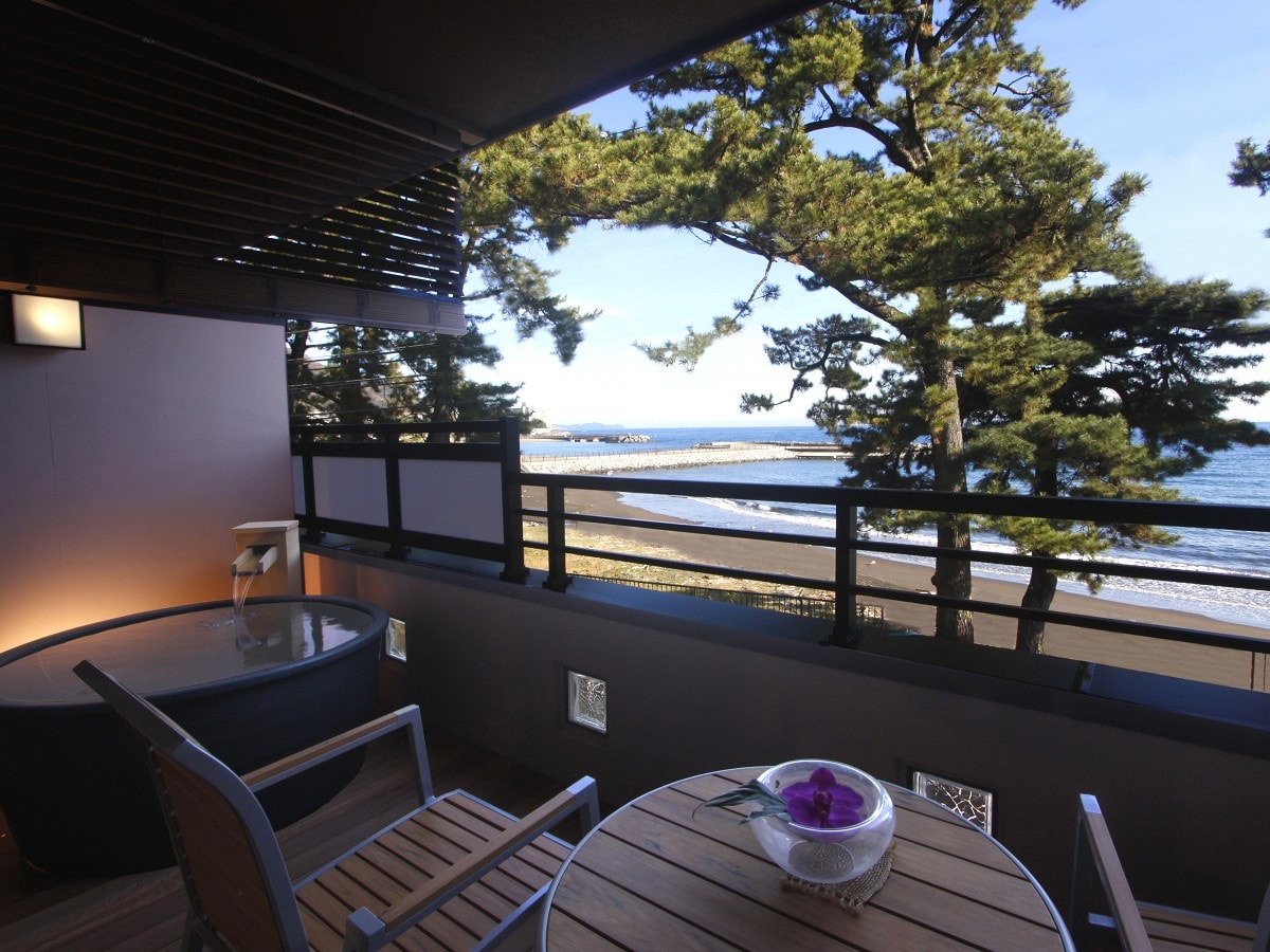 [Annex] [Japanese-Western style room with open-air bath]