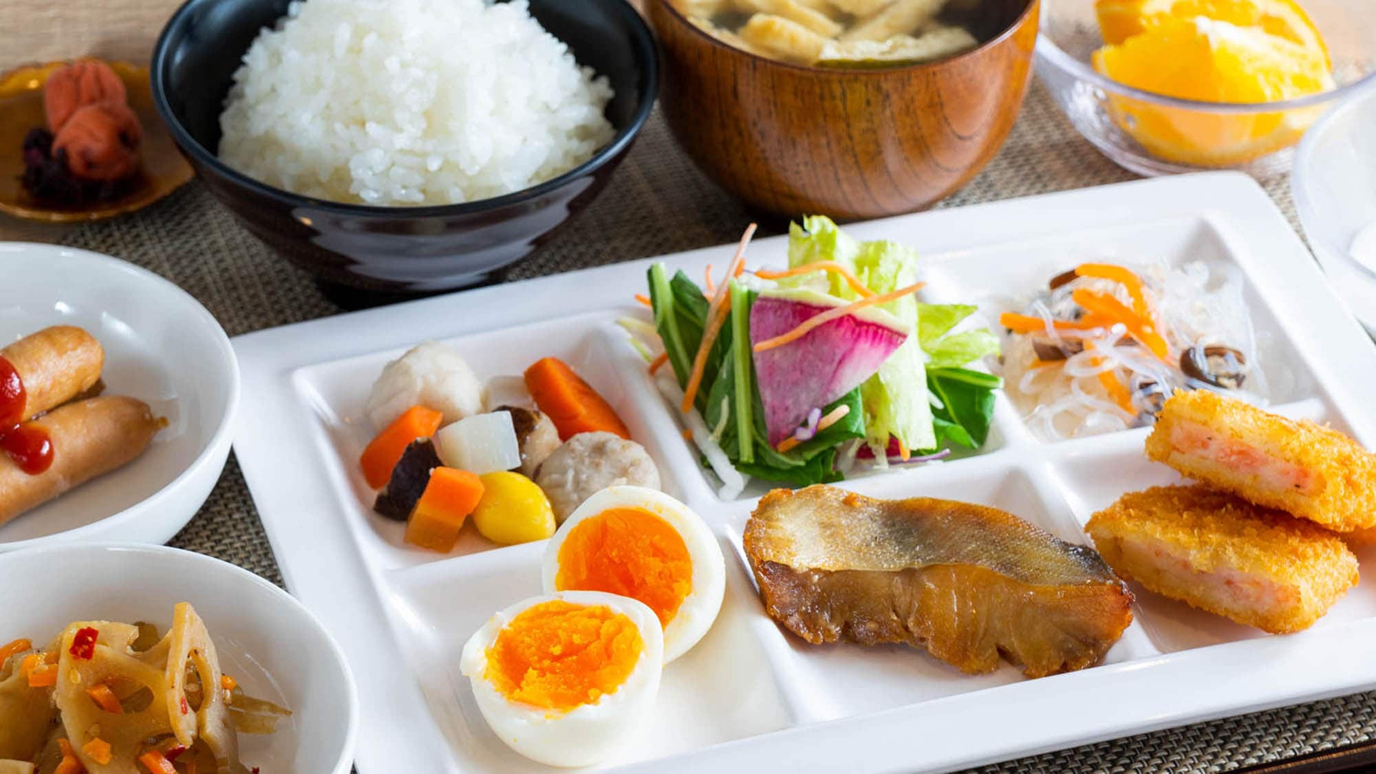 Breakfast is served buffet style from 6:30 to 8:30 (Monday to Saturday) and from 6:30 to 9:00 (Sunday and public holidays).