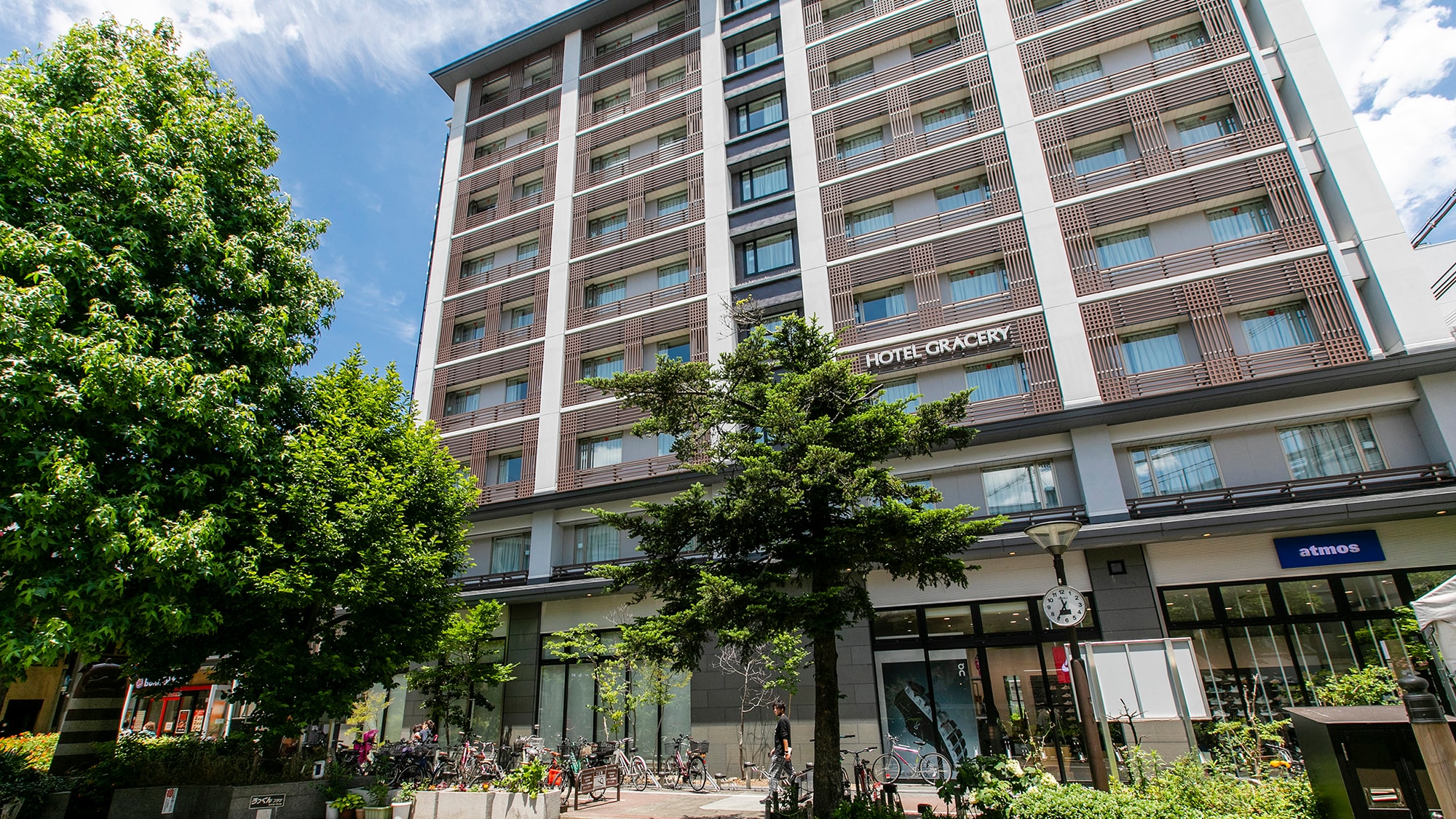 There is a convenience store on the 1st floor of the North Building, which is a convenient location where you can enjoy shopping and sightseeing immediately.