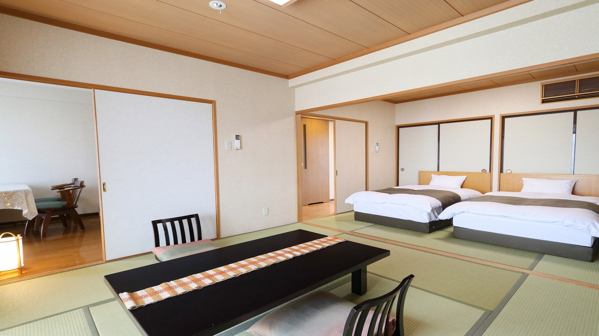 [Sanma] East Building Japanese and Western Room 8 tatami mats + 6 tatami mats + DK Twin (with bath and toilet)