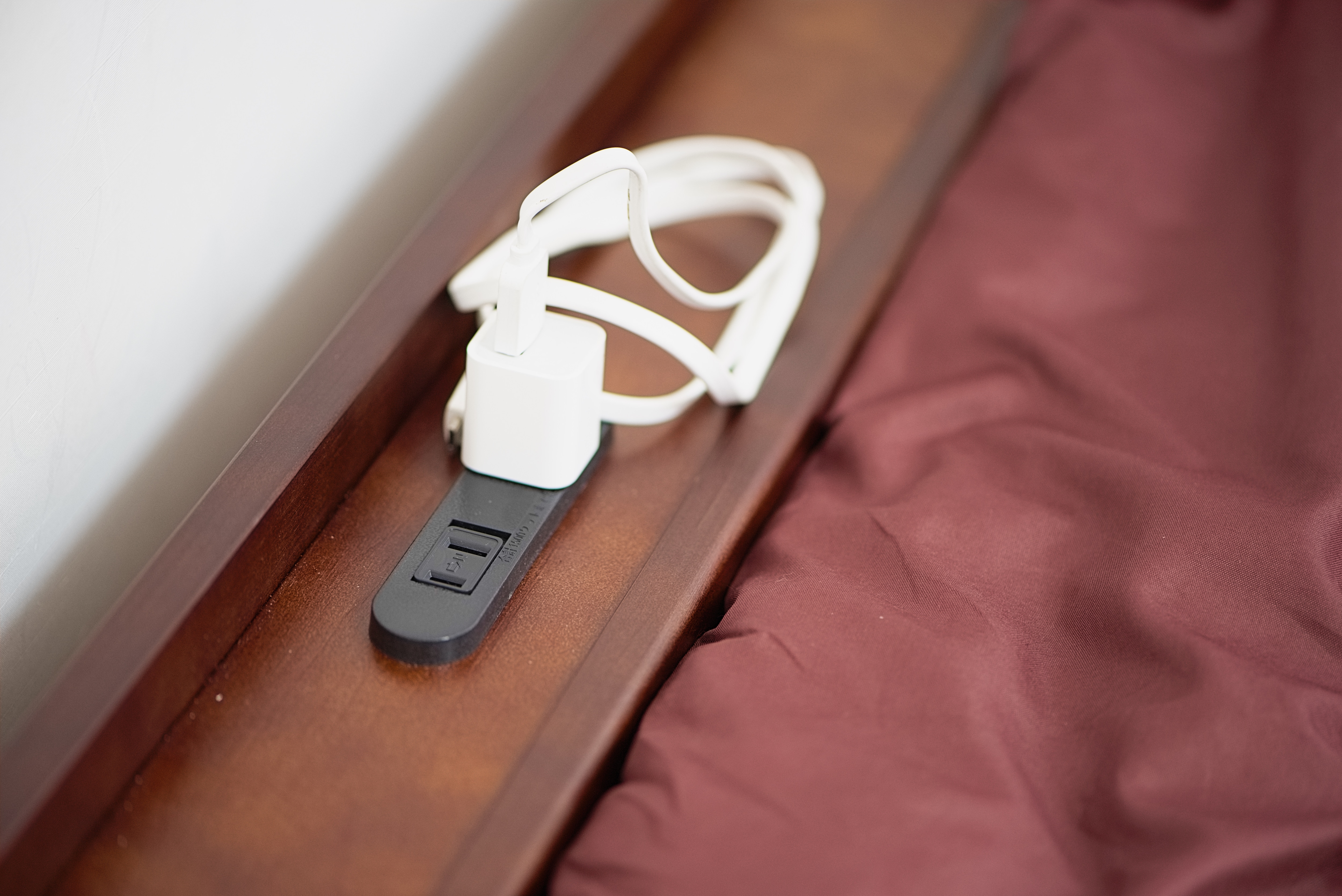 Stopkontak listrik di kepala tempat tidur: Terdapat stopkontak listrik di kamar single dan twin.