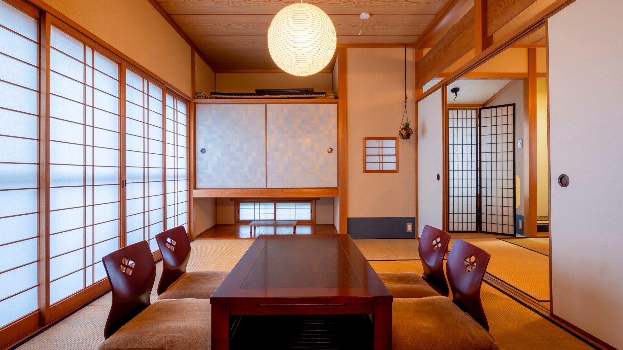 [2nd floor] After your meal, why not spend some time chatting over tea in the sunken room?