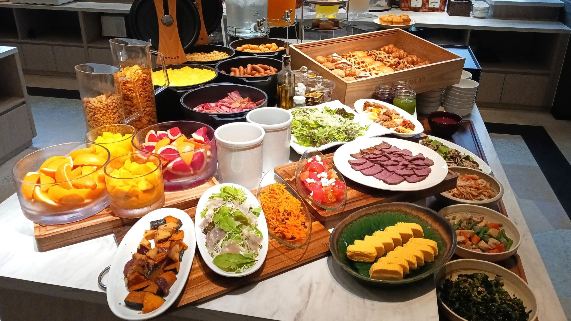 Bữa sáng tự chọn kiểu Nhật và phương T ây