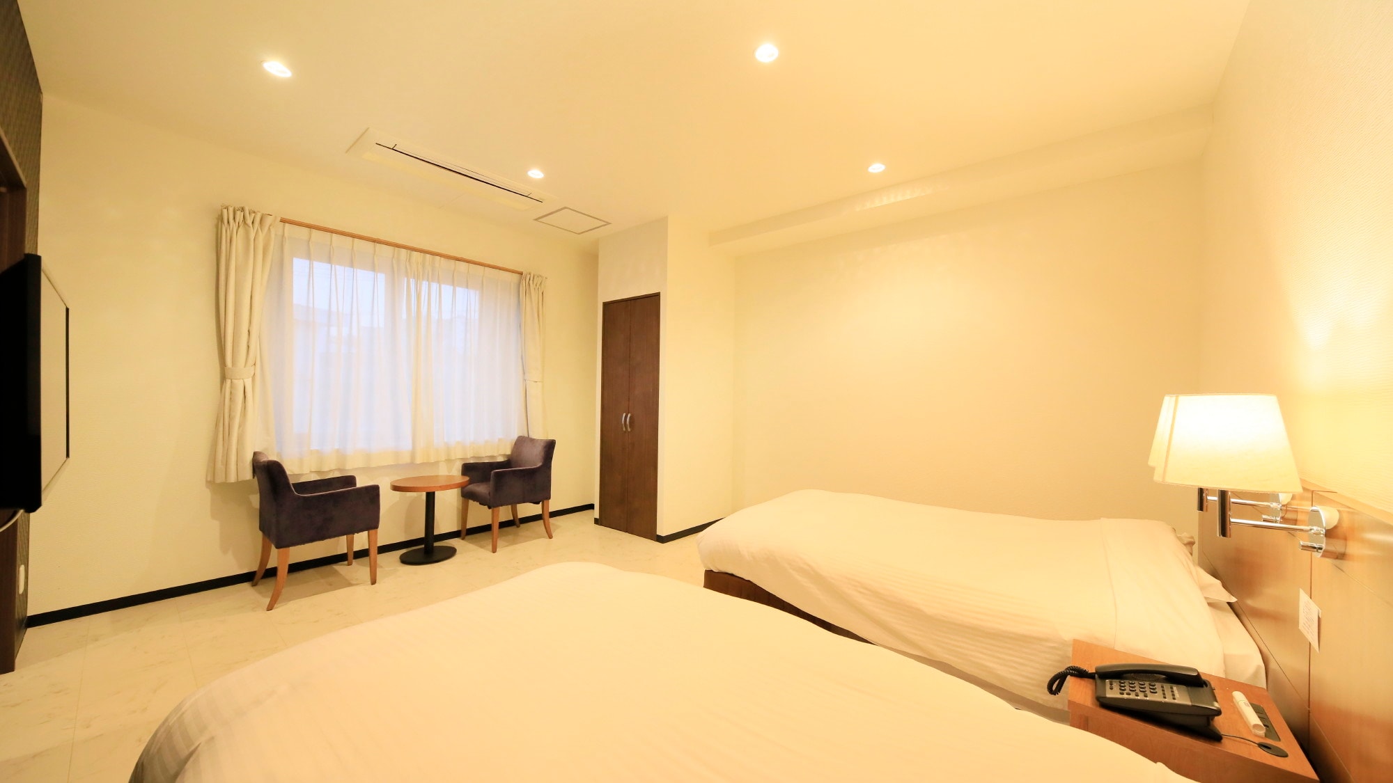 [An example of a pet-friendly deluxe room] The bedroom is spacious and you can relax comfortably.