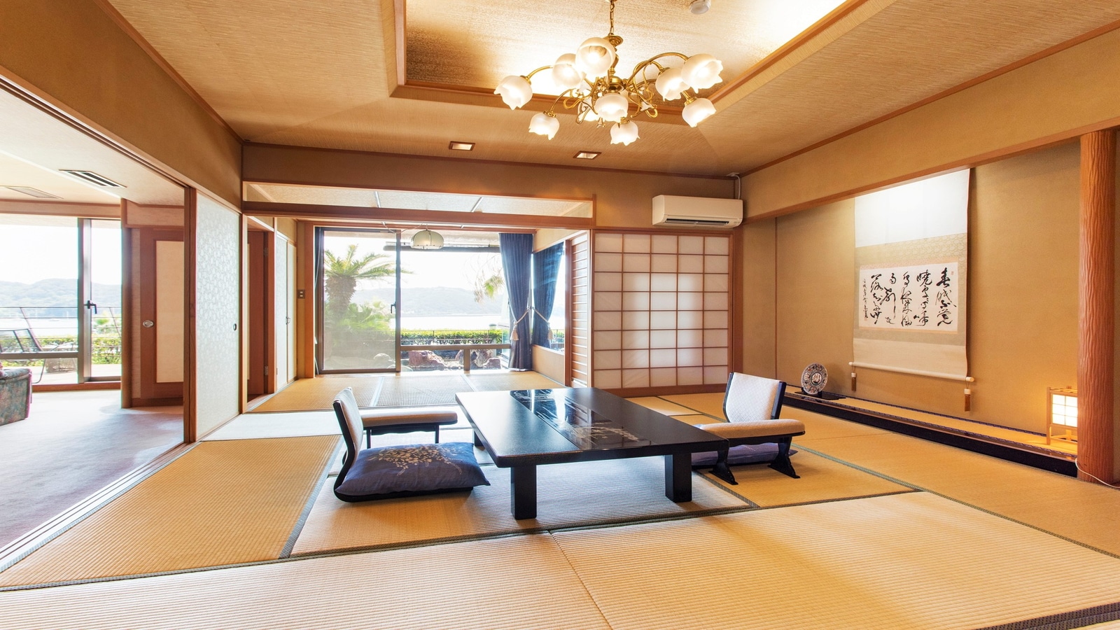 ■ Kurofune Suite ■ Honma 12.5 tatami mats + wide edge 3 tatami mats + Western-style room + cypress bath + private open-air bath + terrace