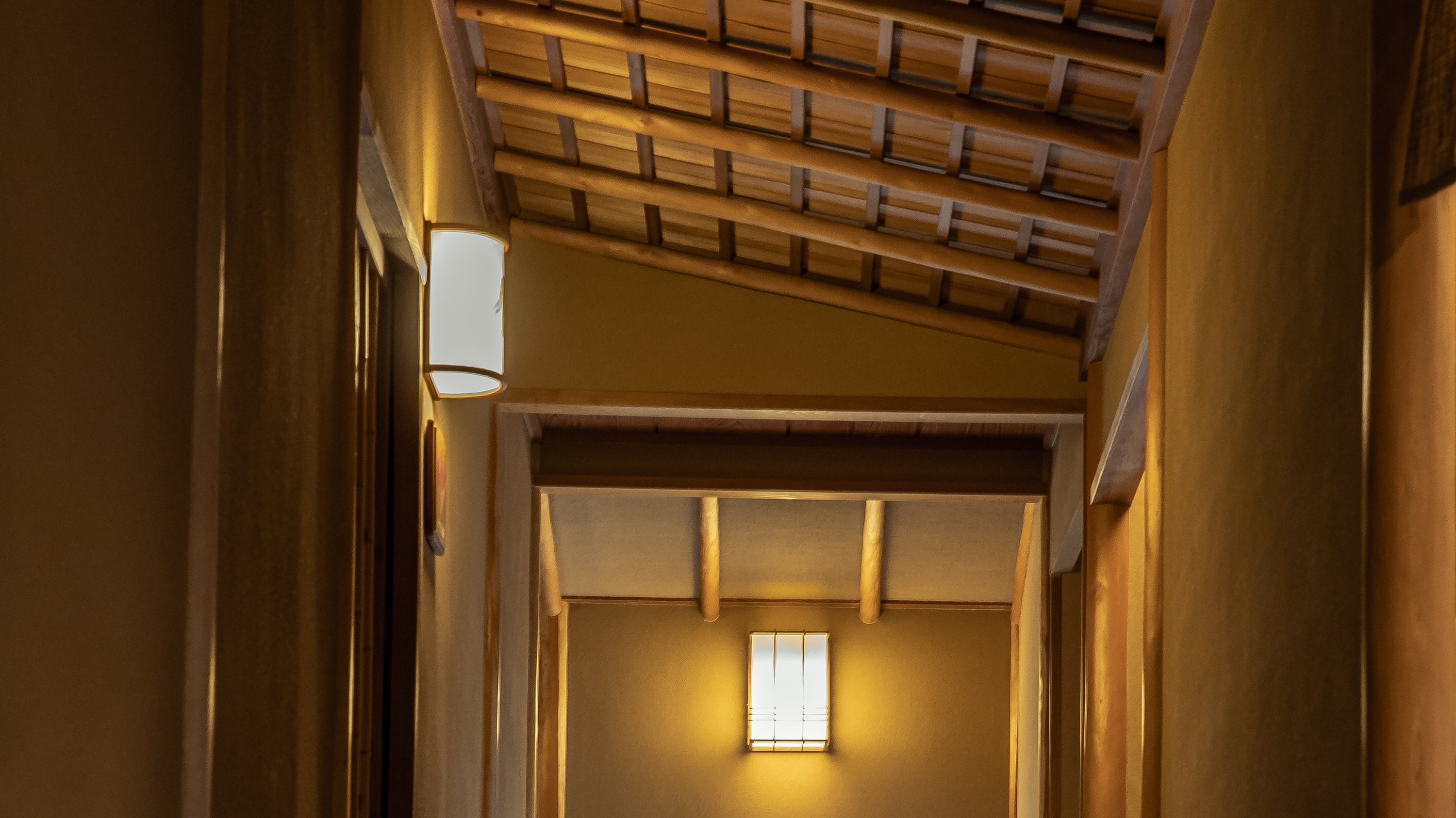 [Inside the building] Enjoy the wooden appearance created by master craftsmen in Kyoto.