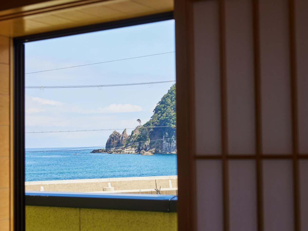Renovated in 2022 Japanese-style room, 16 tatami mats, twin room, sea and bridge view, 201