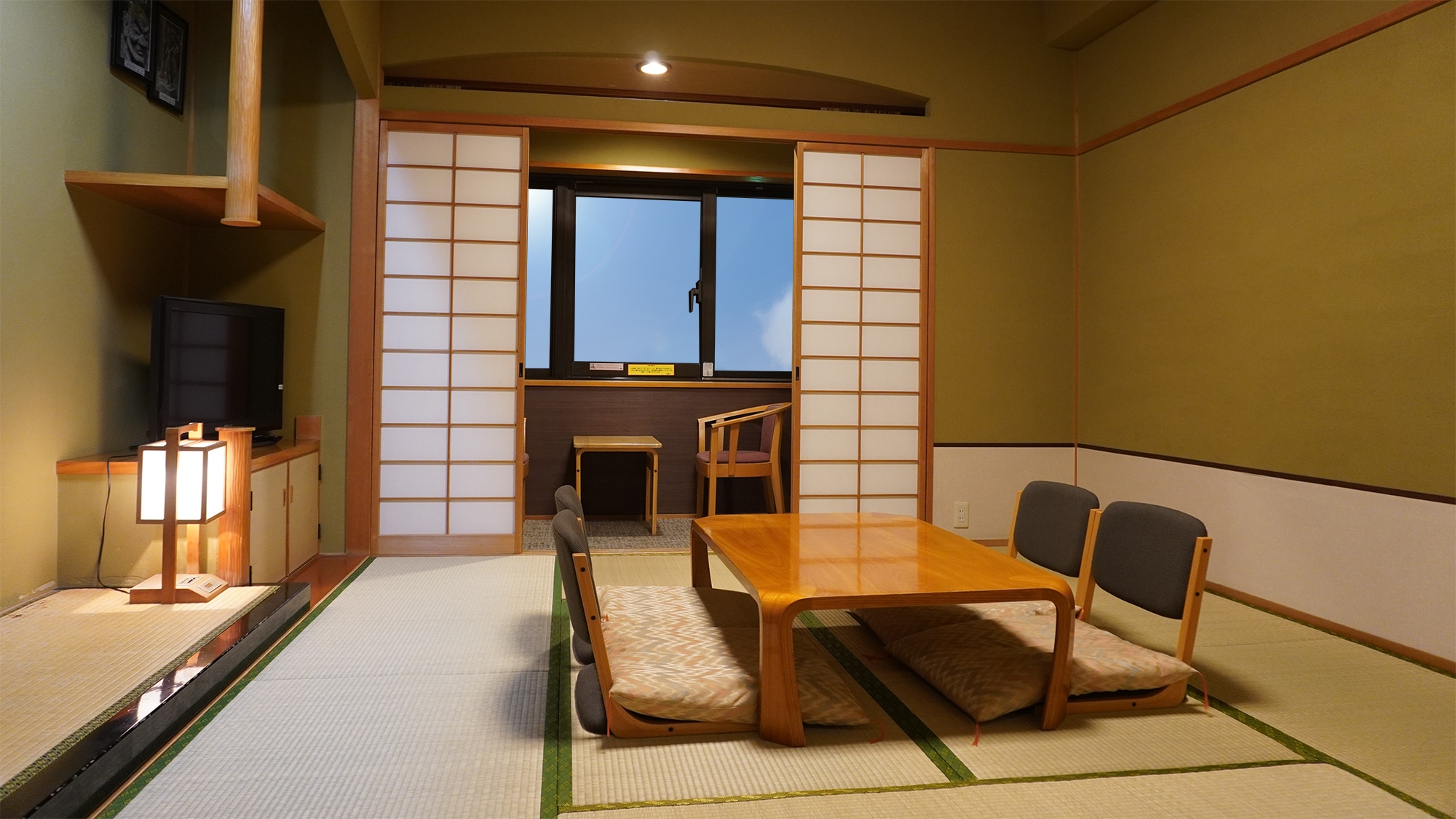 [Japanese-style room 10 tatami mats] Please stretch your legs and relax.