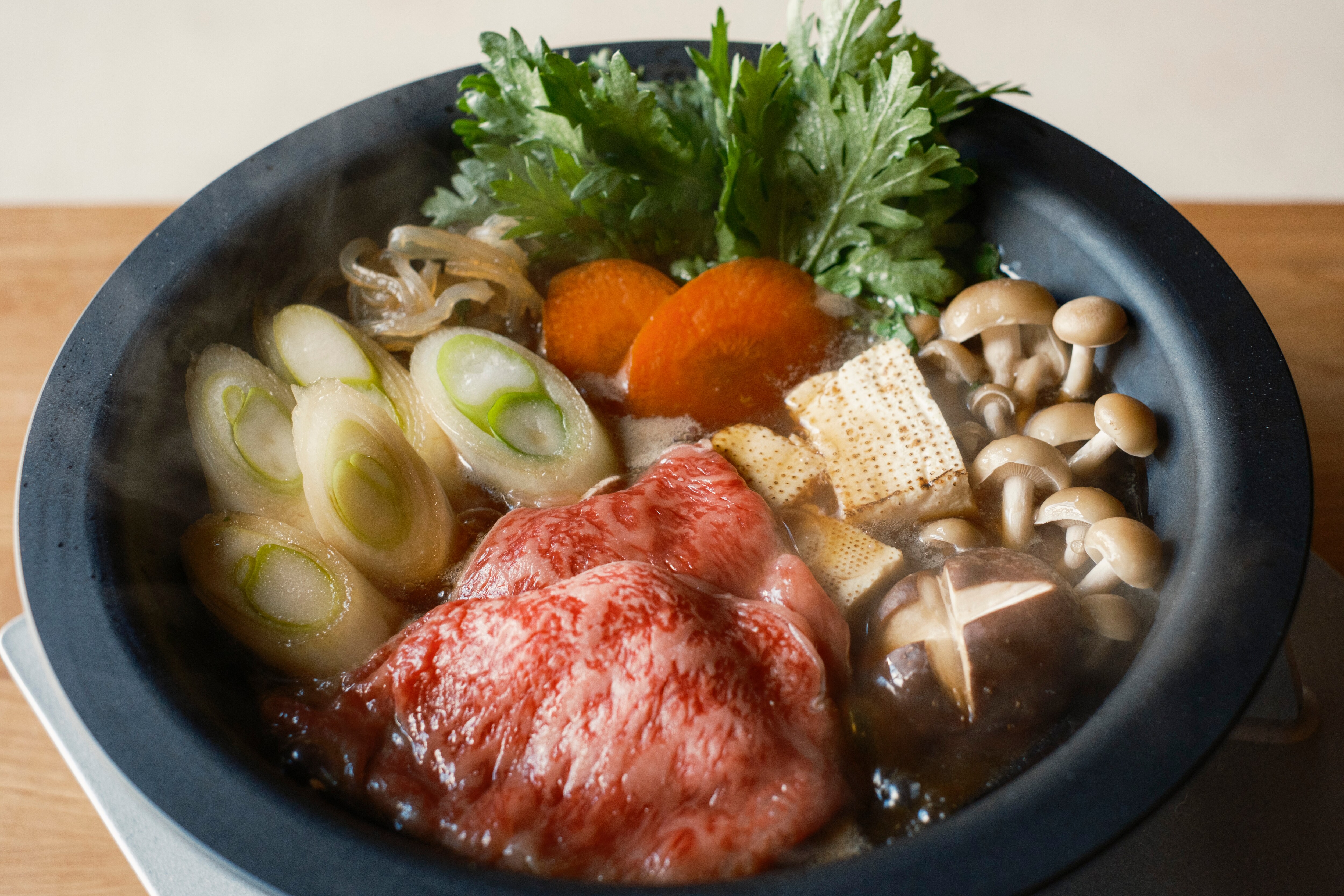 Makan Malam | Sukiyaki yang dibuat dengan daging sapi Ugo Wagyu yang sangat langka