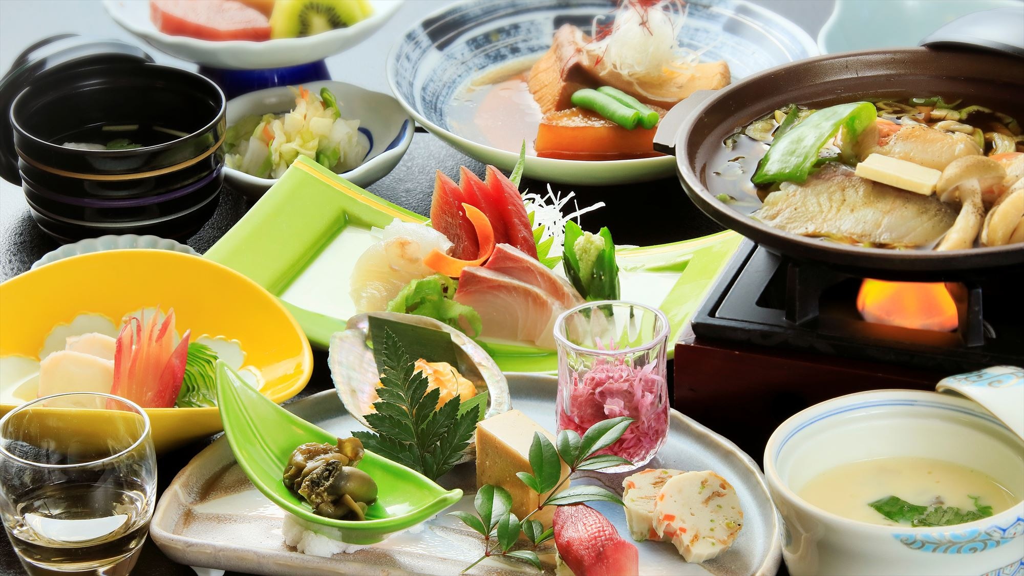 以三陸海鮮為主，充分利用當季食材的「三陸蓬萊懷石」套餐範例