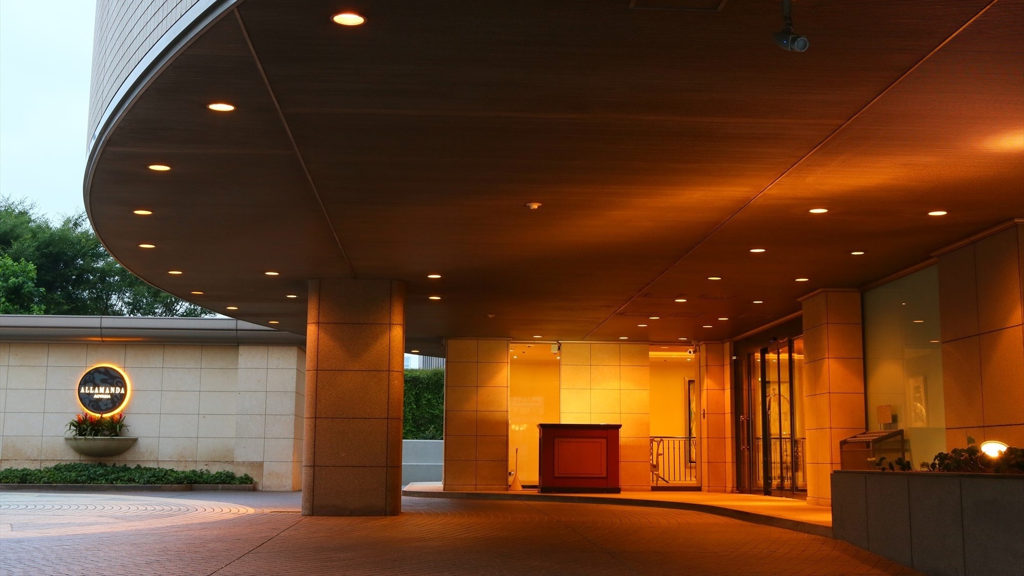 ◆Eksterior｜Jingu Gaien yang subur dapat dicapai dengan berjalan kaki singkat.