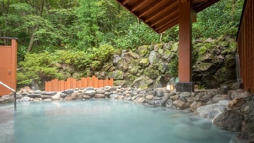 [Large communal bath] An open-air bath at "Otoriyama no Yu". The open-air bath surrounded by nature allows you to fully feel the seasons.