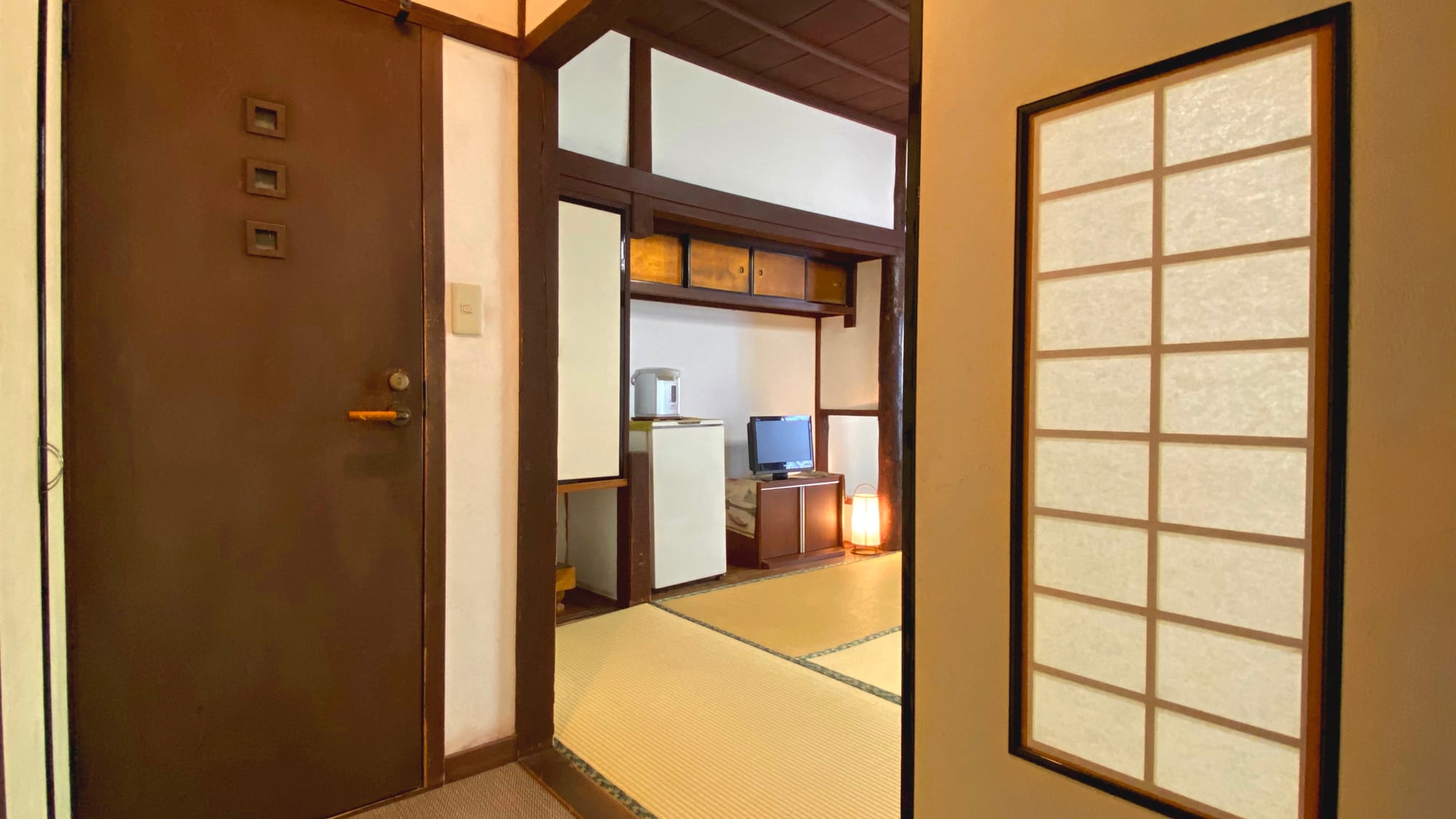[10 tatami Japanese-style room] This room is equipped with a washlet toilet.