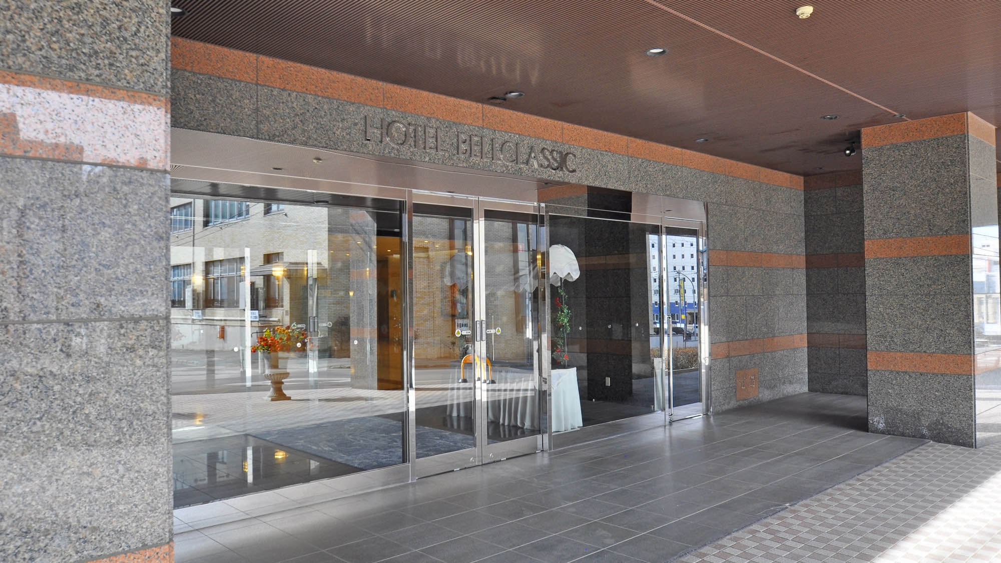 [Entrance] There are three parking lots that can accommodate 60 cars without reservation.