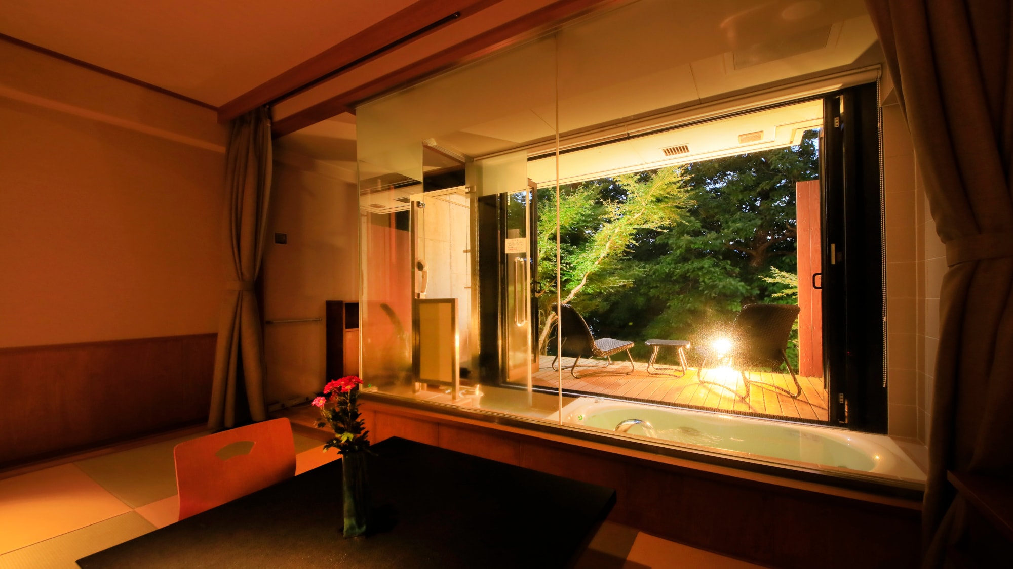 [With semi-open-air bath] Japanese-style room (night)