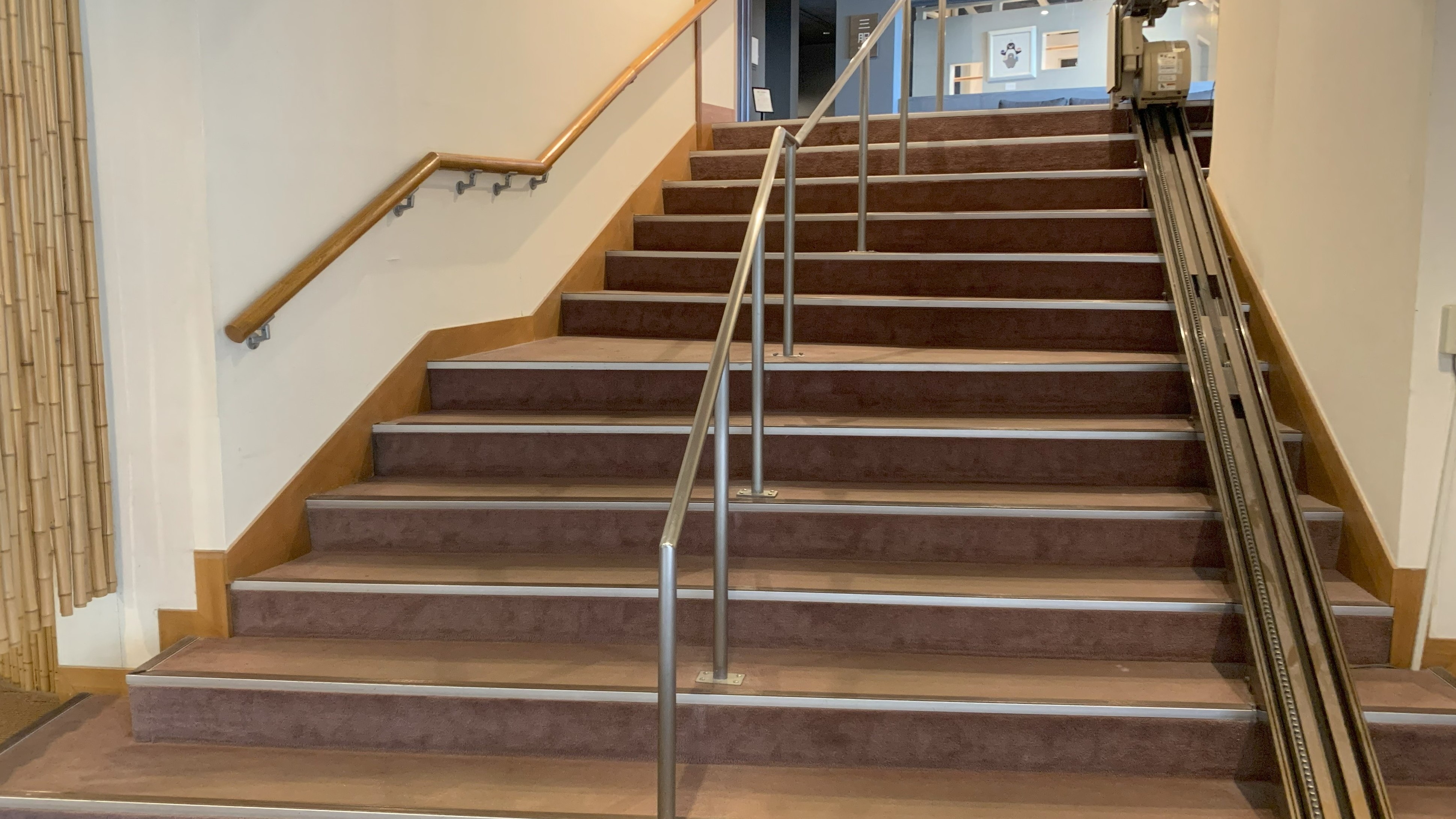 Cầu thang giữa Kachoen và bồn tắm lớn