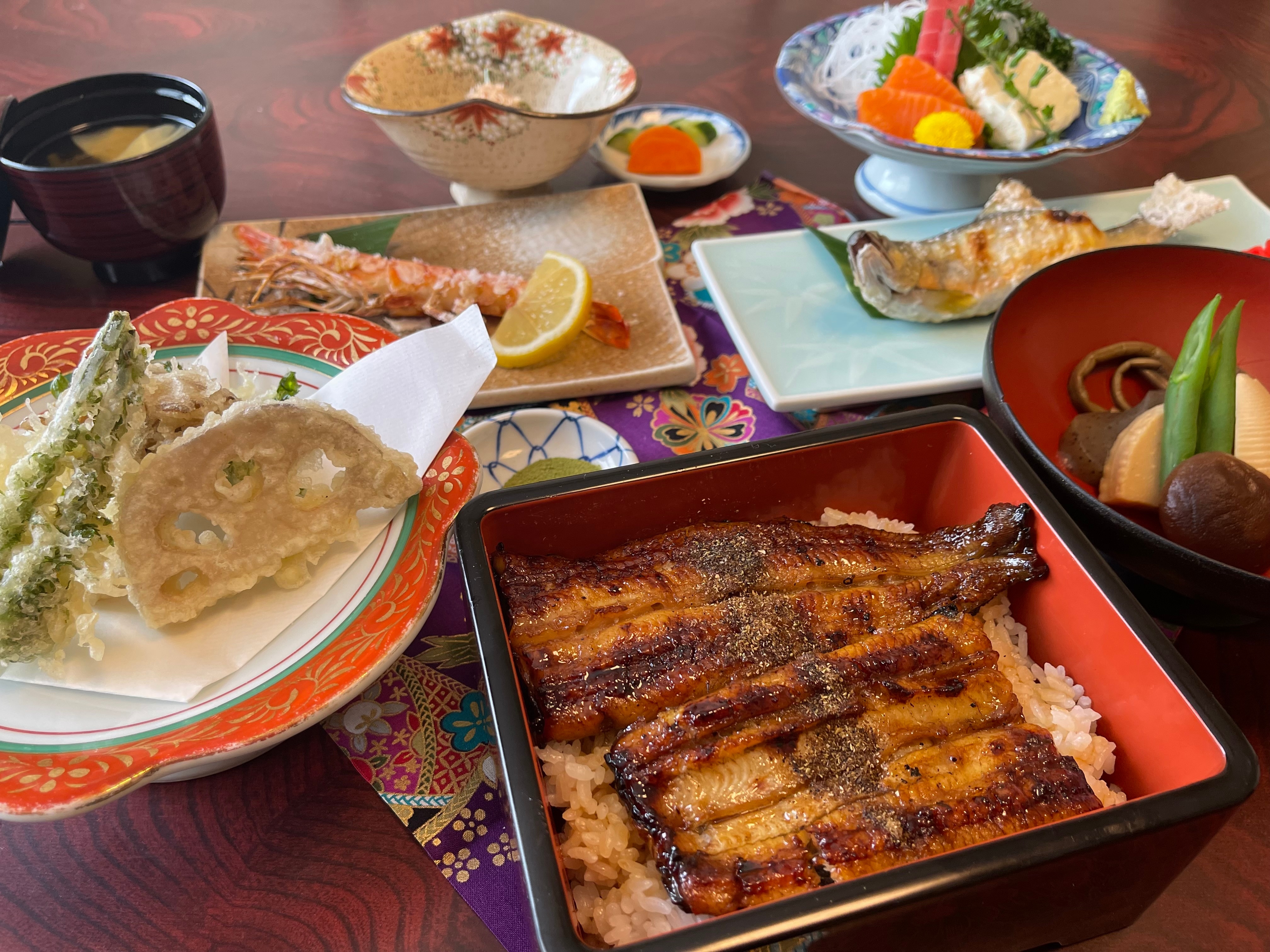 Unagi-juzen served with local cuisine