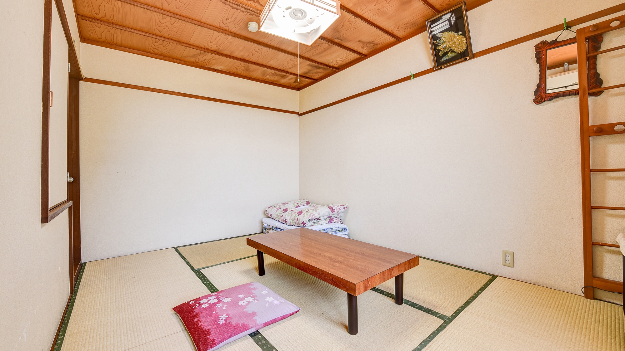 *Ví dụ về một phòng/phòng theo phong cách Nhật Bản (6 tấm chiếu tatami)