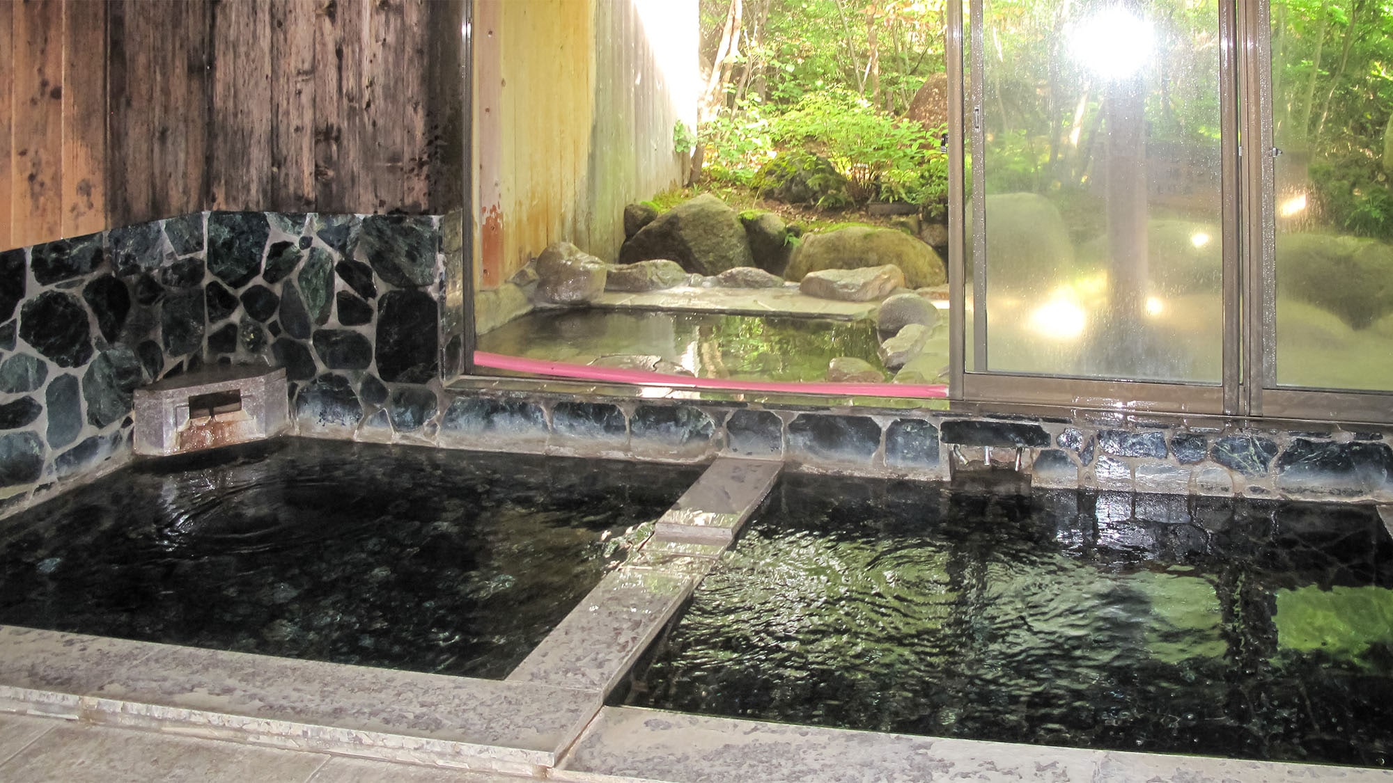 ・ Please stretch your limbs and relax at the hotel's proud natural hot spring.