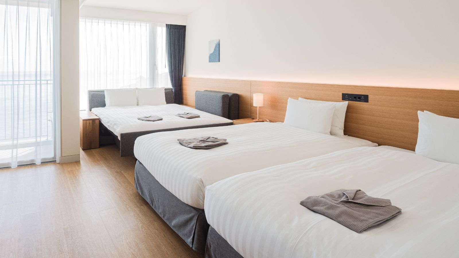 Standard twin room on the ocean side, capacity 4 people (recommended 3 people)