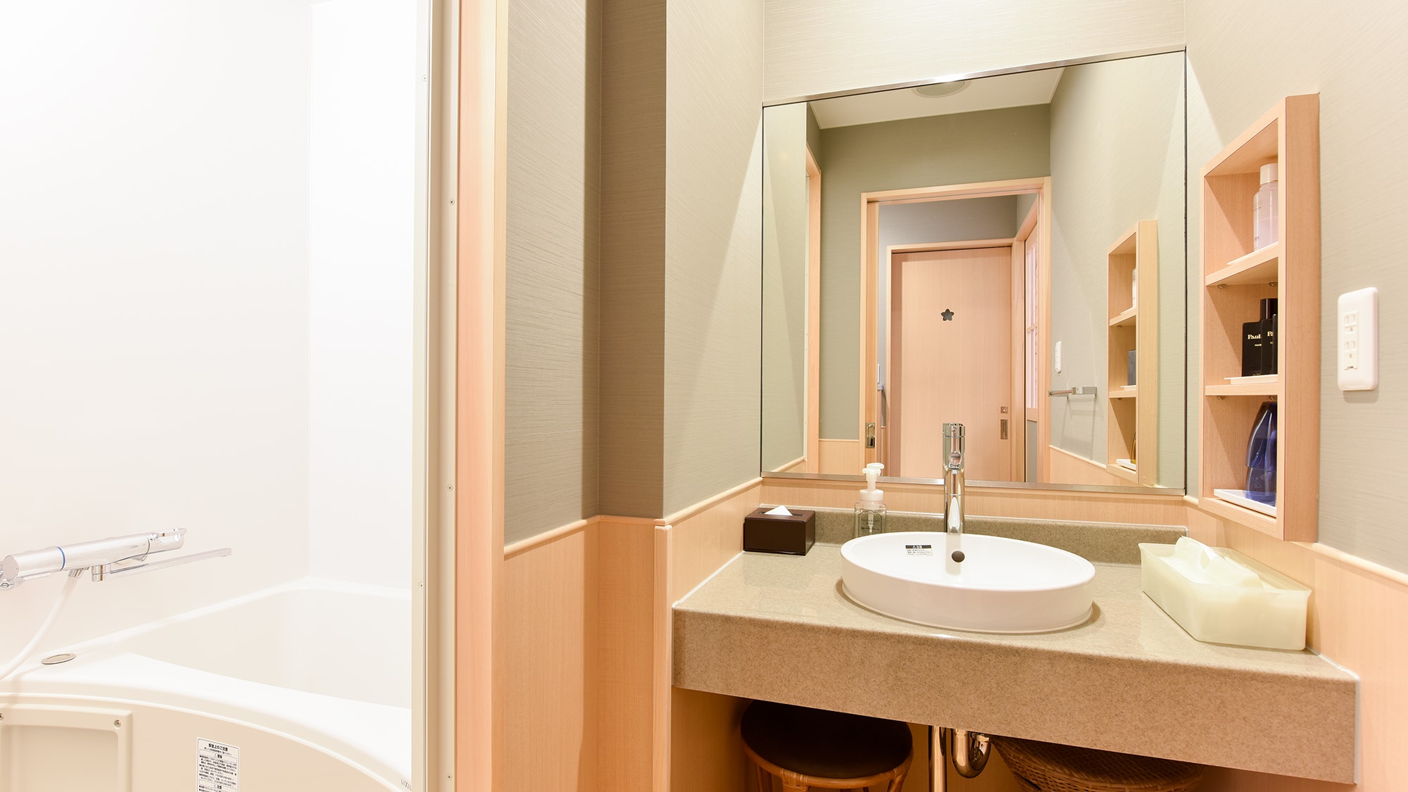 *[Ví dụ phòng khách] Phòng có ban công nhìn ra biển (203)