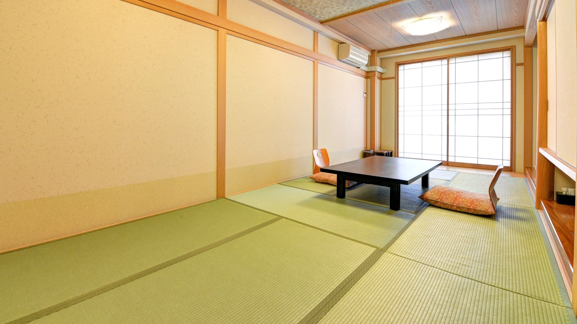 ※10帖日式房間（客房範例）/請一邊聆聽日間賀島的海浪聲，一邊度過悠閒的時光。