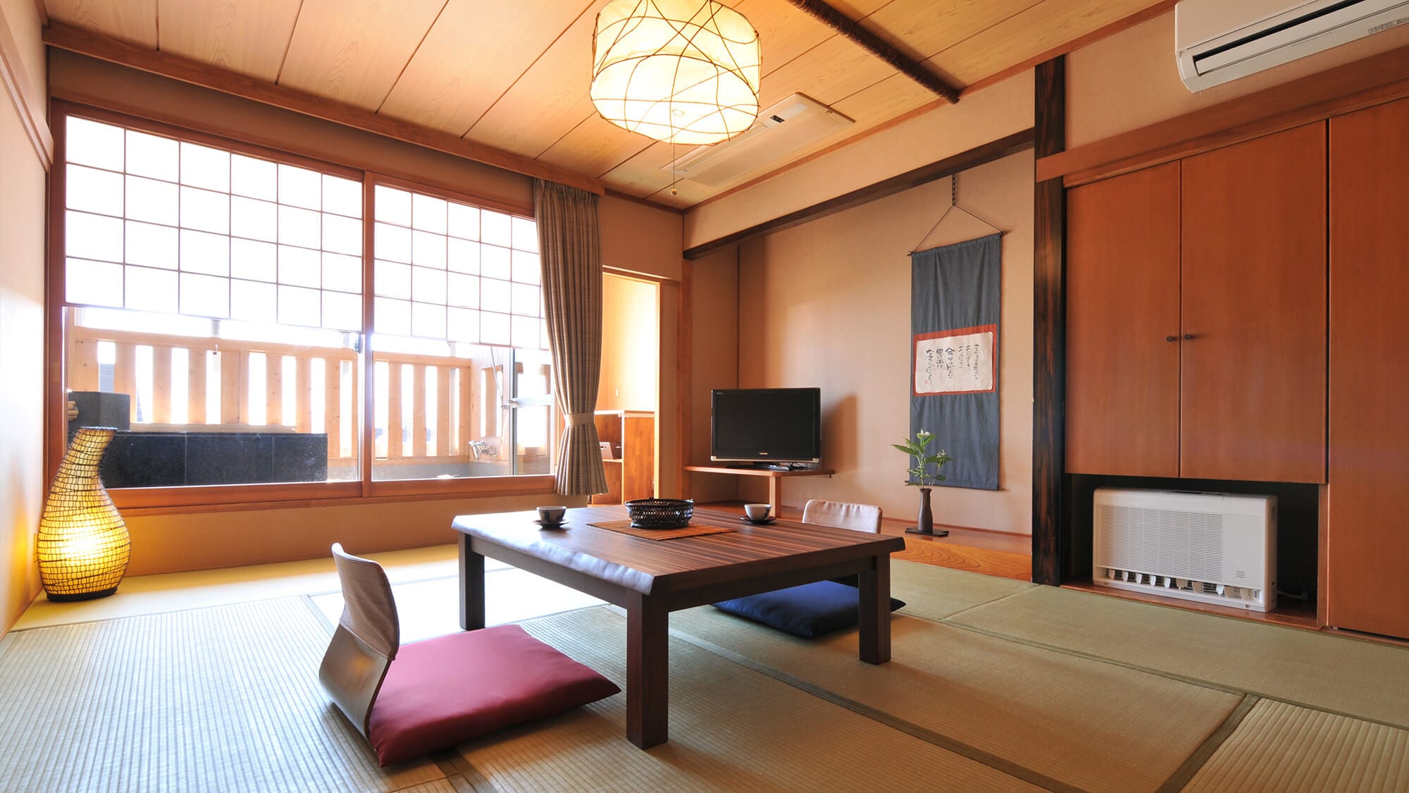 With a semi-open-air bath that flows directly from the source spring [Japanese-style room 10 tatami mats]