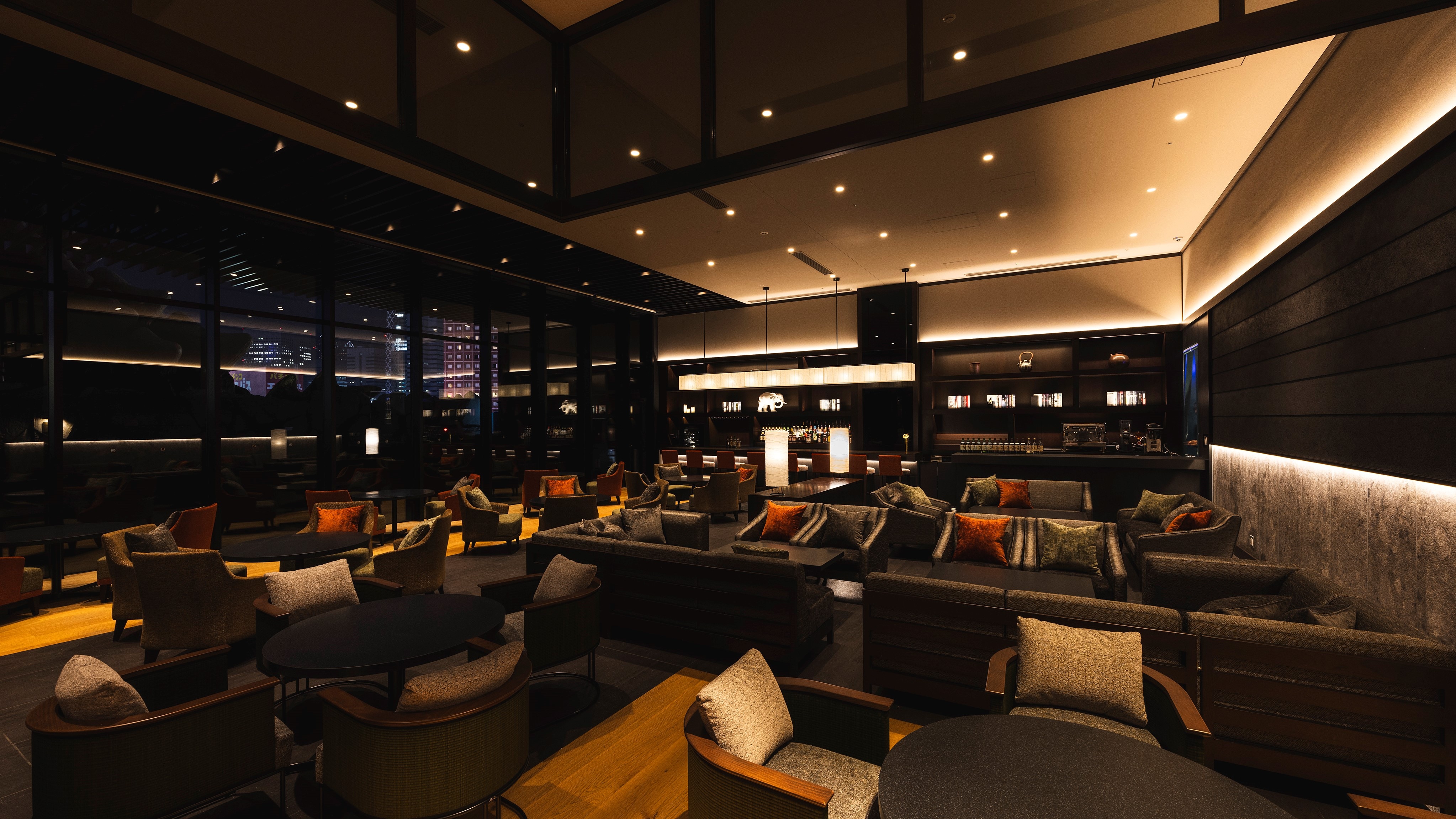 [8th floor lounge] A calm and chic atmosphere at night