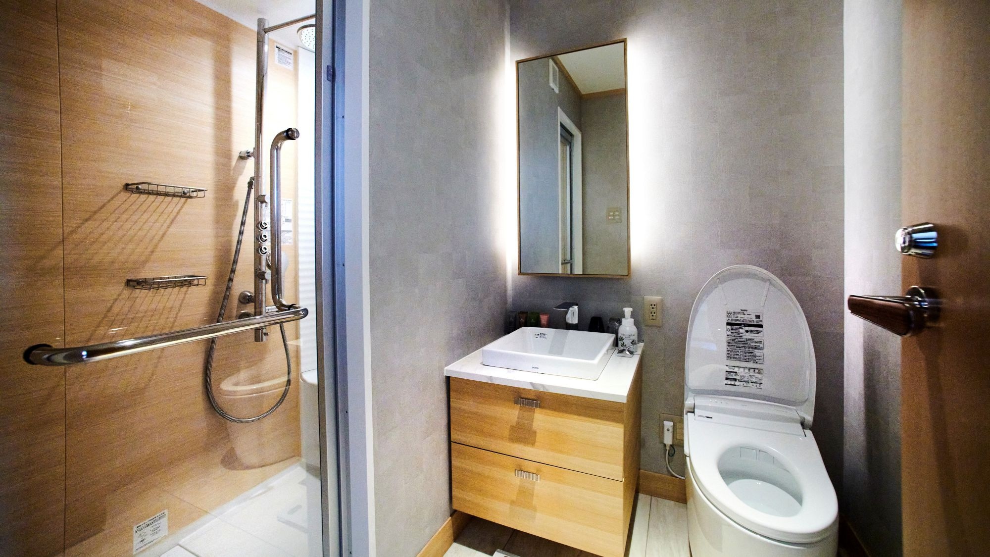 ■ "Enoshima Hotel" shower room and washroom