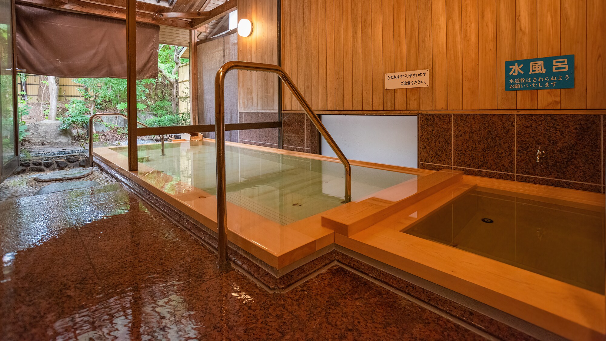 包租浴池「山茶花」室內外浴池皆為適合情侶的檜木浴池、冷水浴池、蒸氣桑拿浴池。