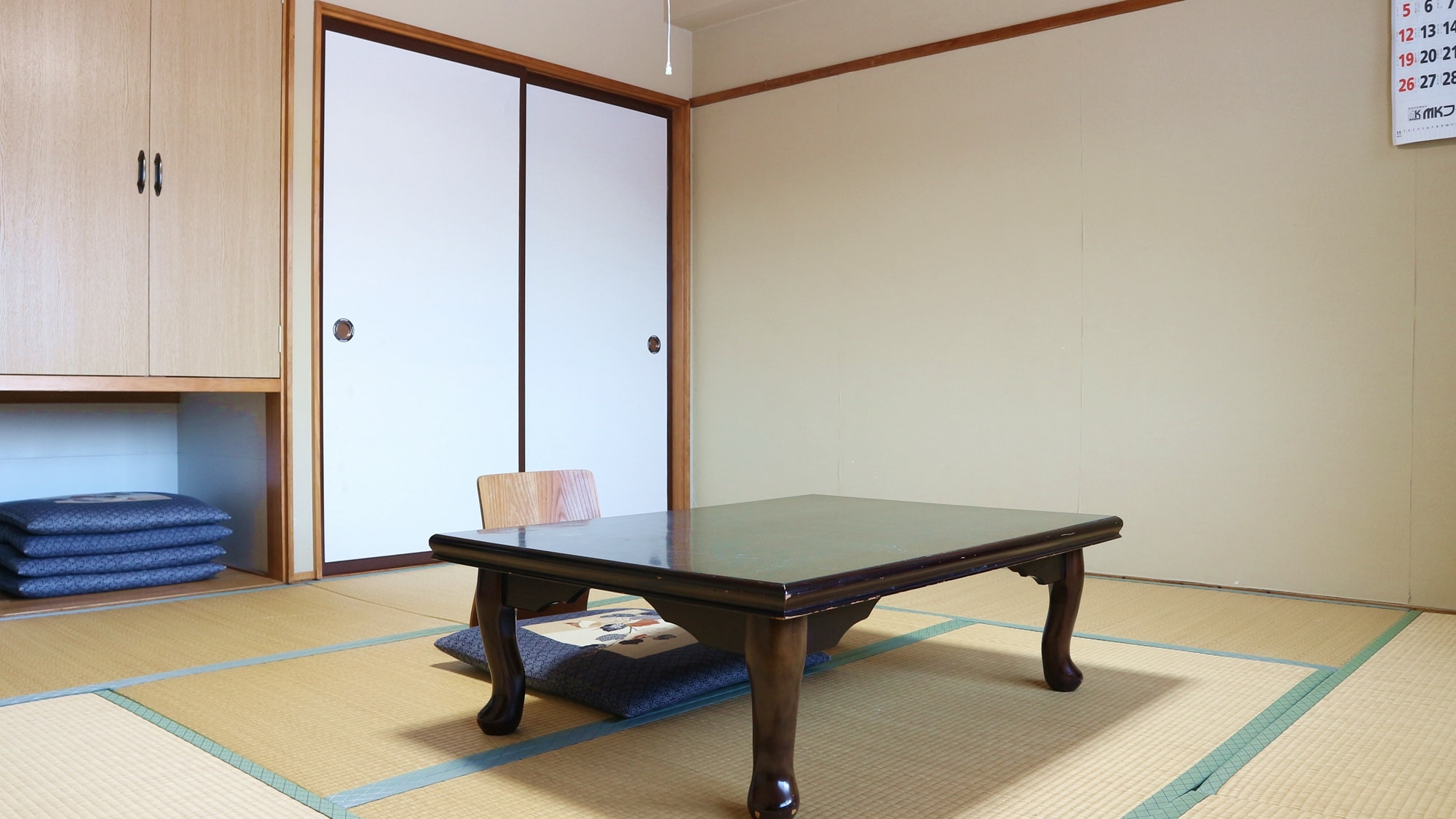 *[Example of guest room] On a clear day, this is a Japanese-style room with 8 tatami mats (no bathroom or toilet) from which you can enjoy a magnificent view of Mt. Madarao in all four seasons.