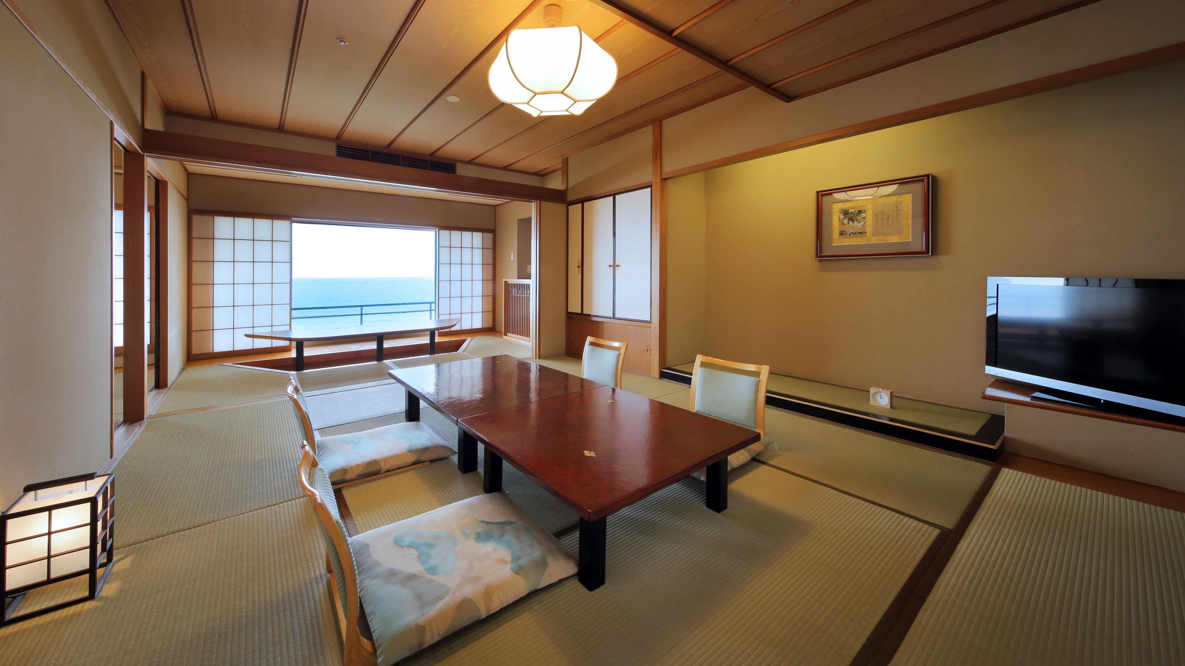 Kamar bergaya Jepang-Barat dengan salon kotatsu (10 tikar tatami + tempat tidur twin + salon kotatsu + kamar mandi dalam)