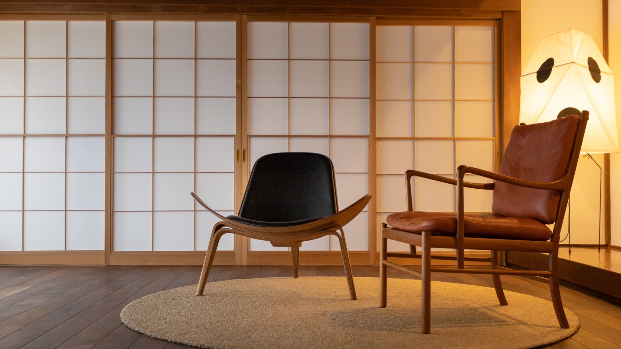[KURA01] Please relax slowly with our special furniture.
