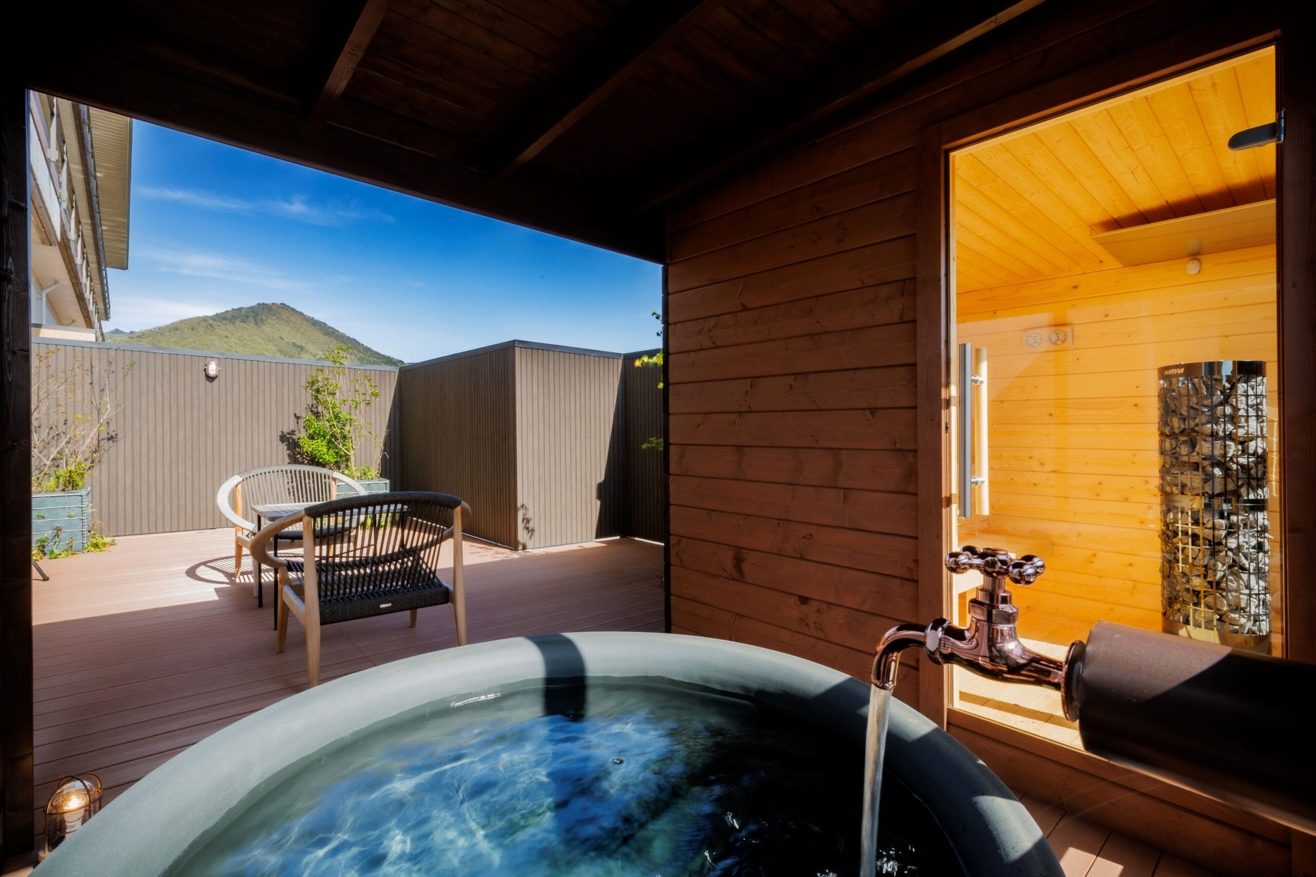 屋顶露台+带桑拿的日西合璧房间