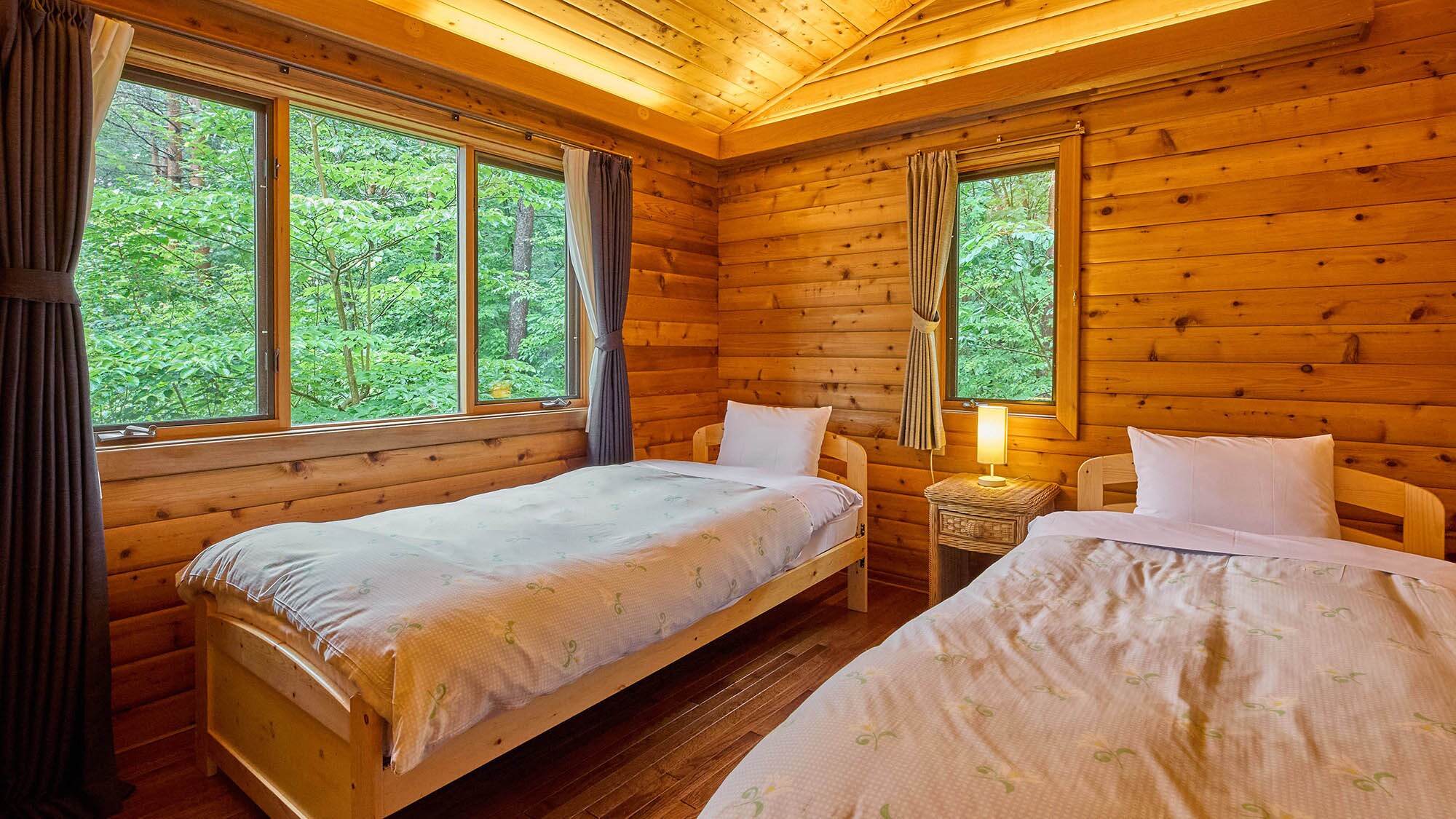 ・[Carl] There are two twin bedrooms. You can enjoy the view of the forest.