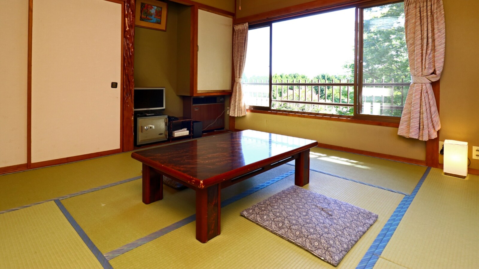 <Japanese-style room with toilet> A simple Japanese-style room where you can enjoy the seasonal scenery. (2)